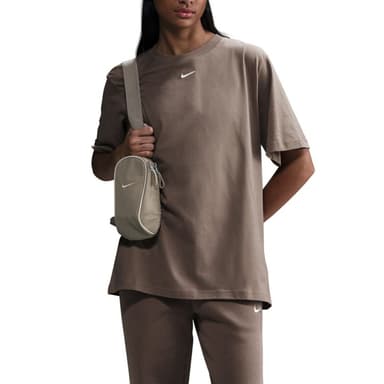 Футболка женская Nike W NSW TEE ESSNTL LBR коричневая FD4149-233 — Sport City Футболка женская Nike W NSW TEE ESSNTL LBR коричневая FD4149-233