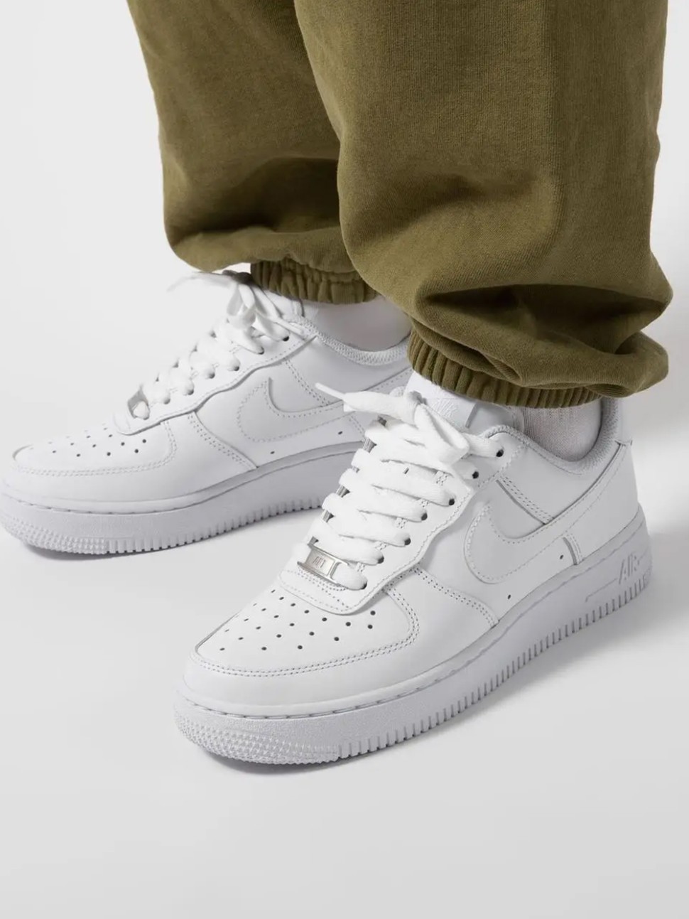 Кросівки жіночі Nike WMNS AIR FORCE 1 07 білі DD8959-100 — фото 8 — Sport City Кросівки жіночі Nike WMNS AIR FORCE 1 07 білі DD8959-100 — фото 8