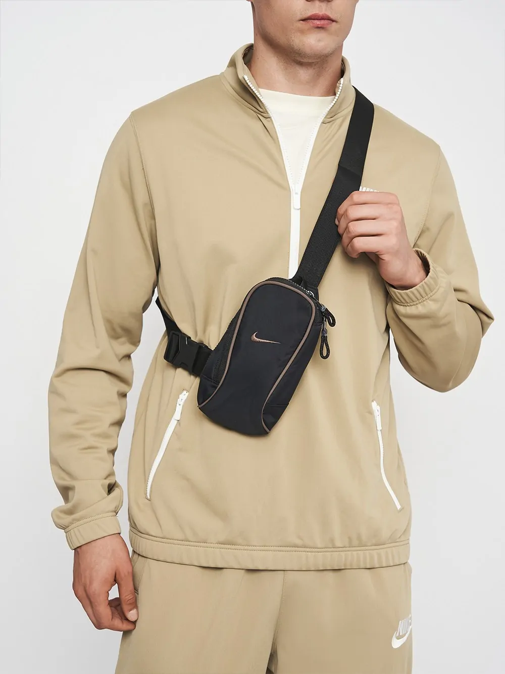ルイ・ストマック Сумка Nike NK NSW ESSENTIALS CROSSBODY черная DJ9794-010 купить в