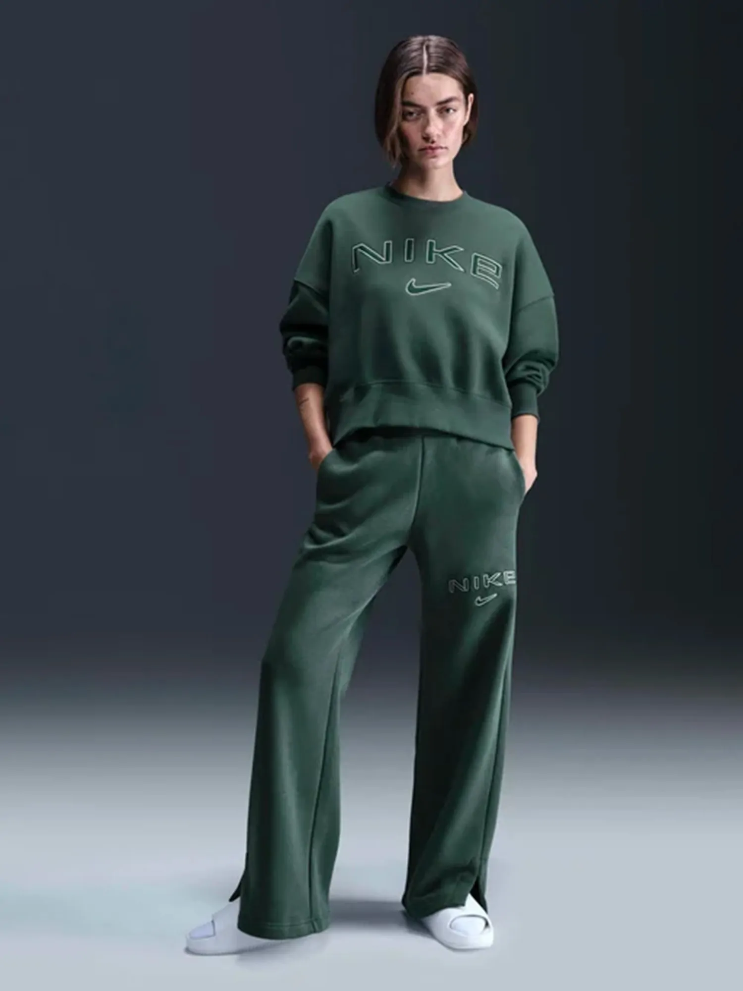 Толстовка женская Nike W NSW PHNX FLC OOS LOGO CREW зеленая FV7674