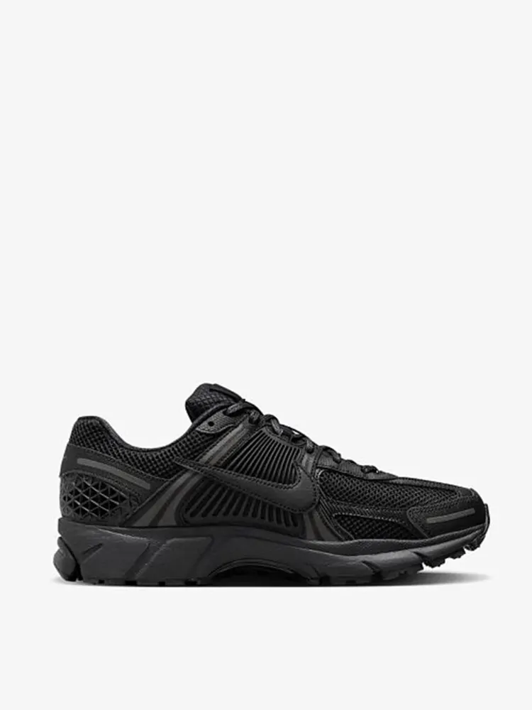 Кросівки чоловічі Nike NIKE ZOOM VOMERO 5 чорні BV1358-003 купити
