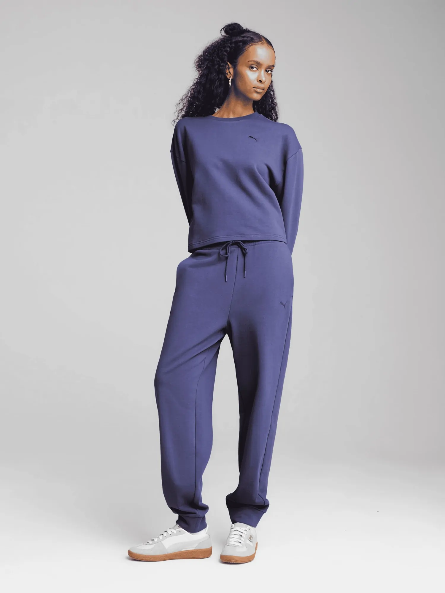 Толстовка женская Puma HER Relaxed Crew фиолетовая 68505846 купить