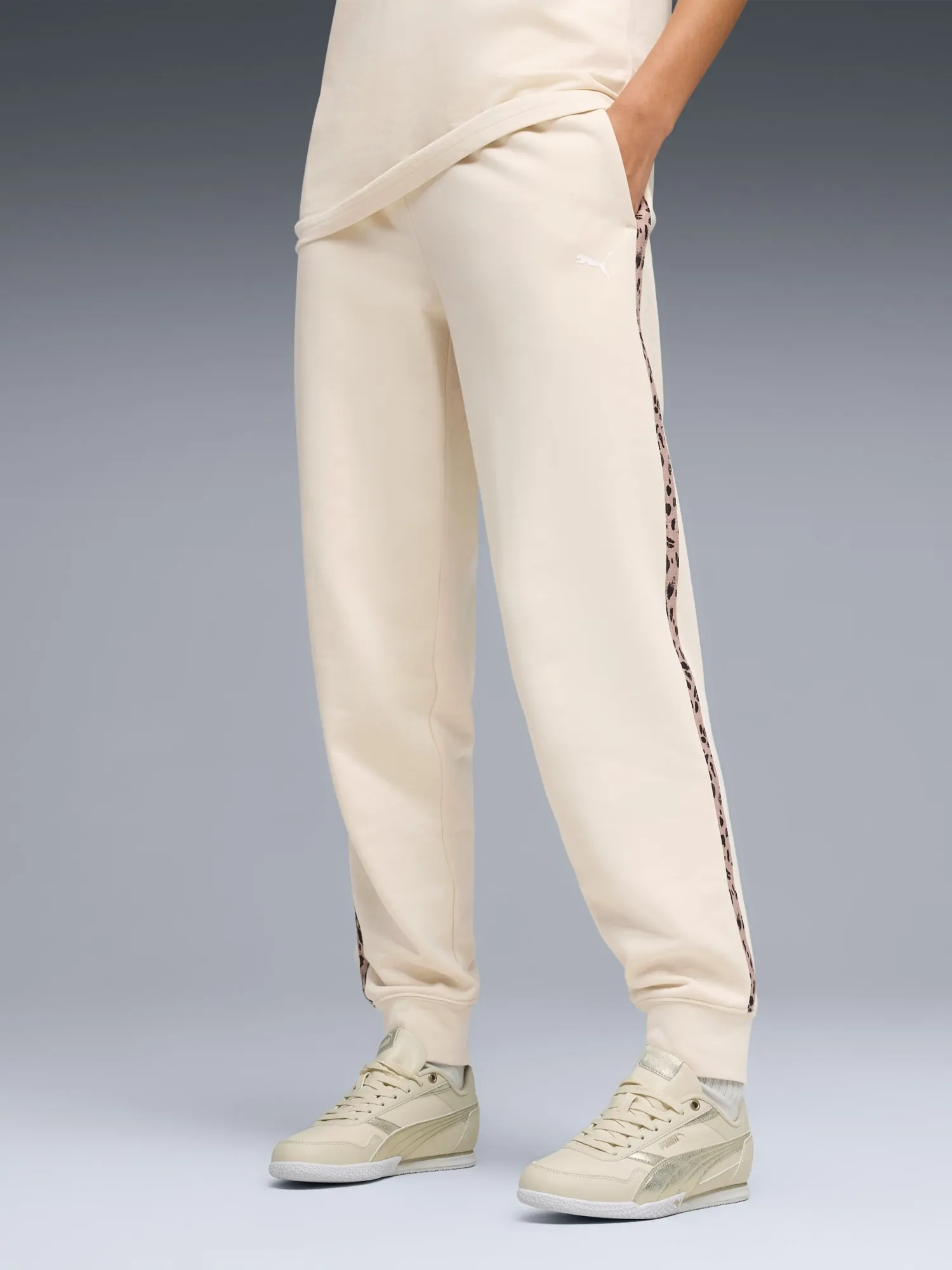 Брюки женские Puma ESS GRAPHIC Animal Comfort Pants TR cl молочные