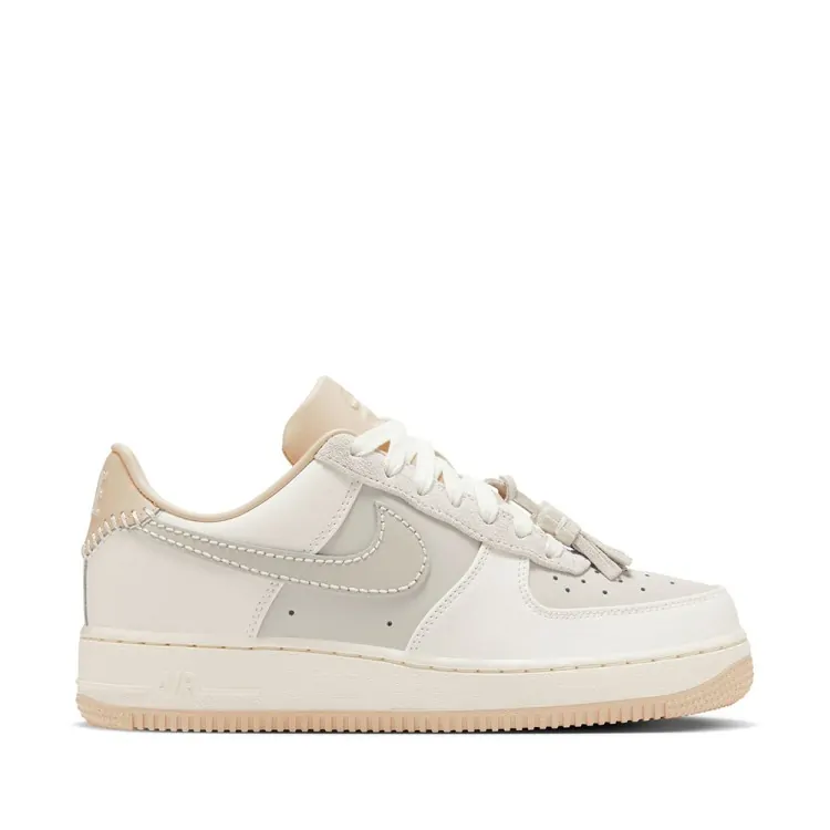 Кросівки жіночі Nike WMNS AIR FORCE 1 07 молочні HV1813-001 купити
