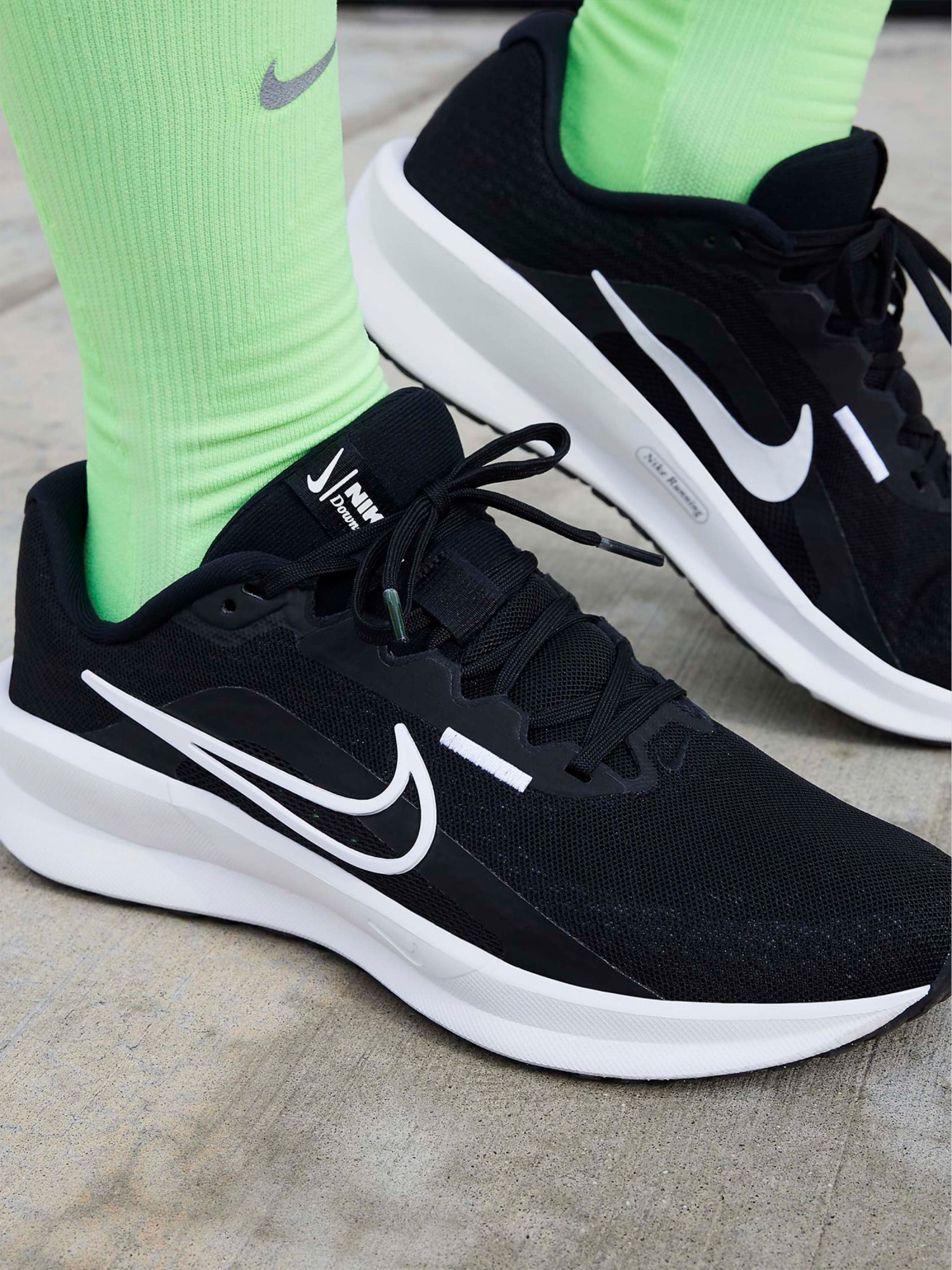 Кроссовки женские Nike W NIKE DOWNSHIFTER 13 черные FD6476-001 изображение 7
