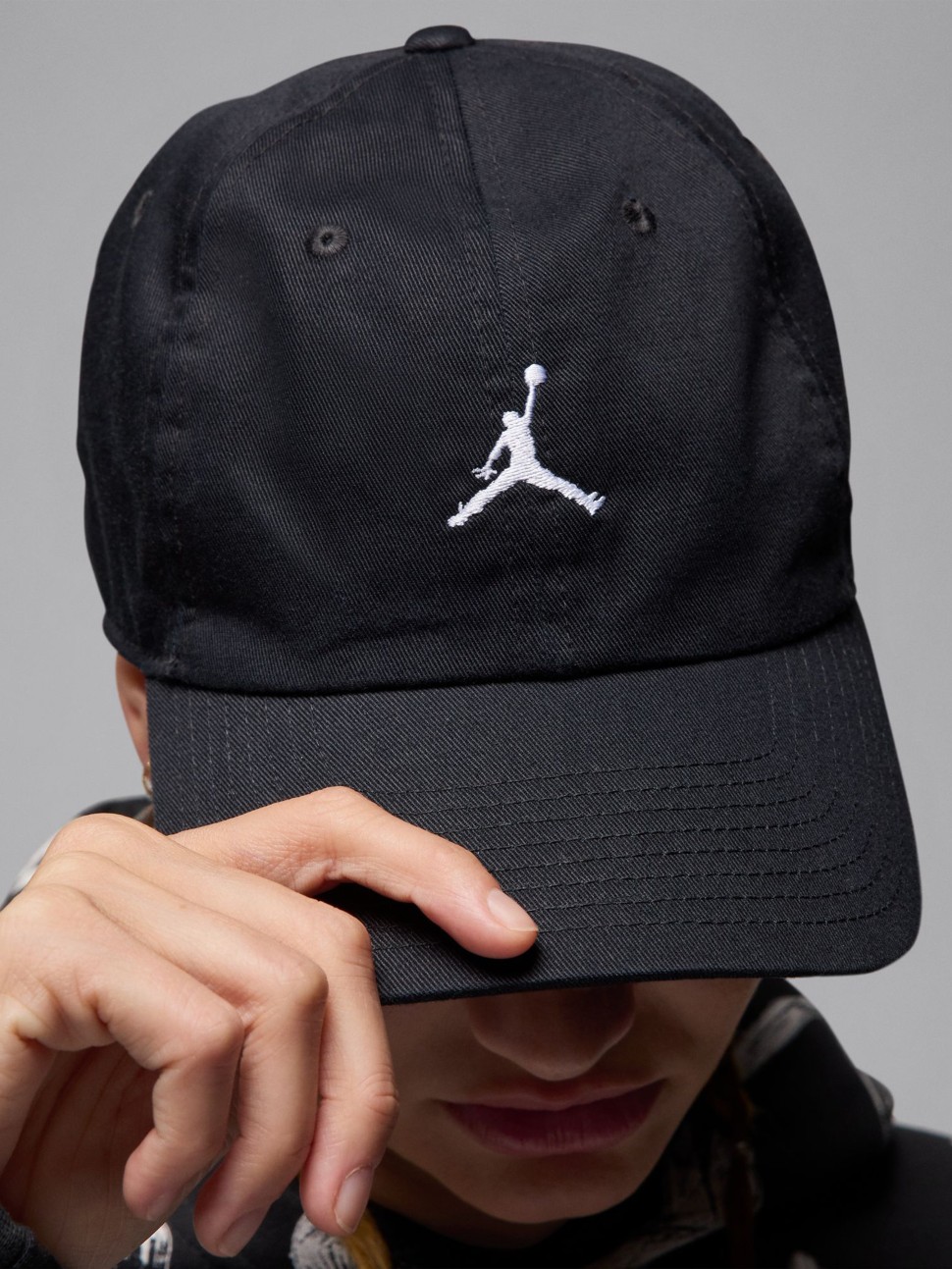 Бейсболка Nike U J CLUB CAP US CB WSH JM чорна HQ1963-010 — фото 4 — Sport City Бейсболка Nike U J CLUB CAP US CB WSH JM чорна HQ1963-010 — фото 4