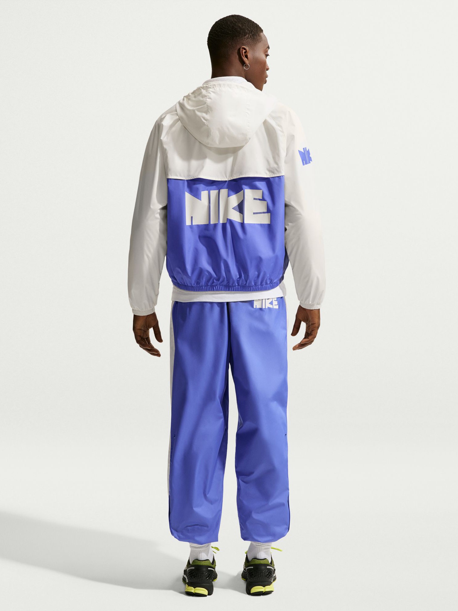 Ветровка мужская Nike M NK WR GFX WVN JKT молочная IF0876-133 изображение 6