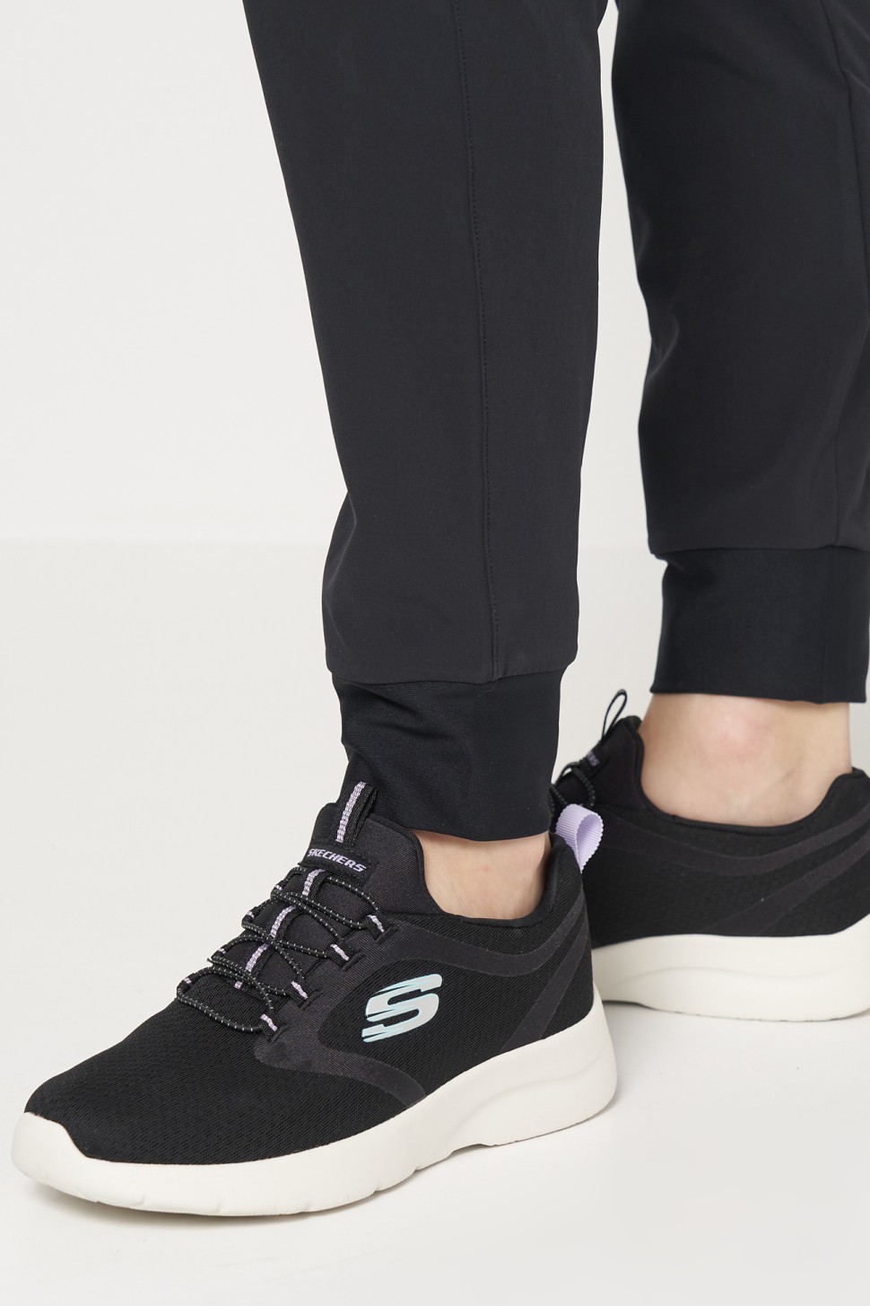 Кроссовки женские Skechers Dynamight 2.0 черные 149693 BLK — фото 4 — Sport City Кроссовки женские Skechers Dynamight 2.0 черные 149693 BLK — фото 4