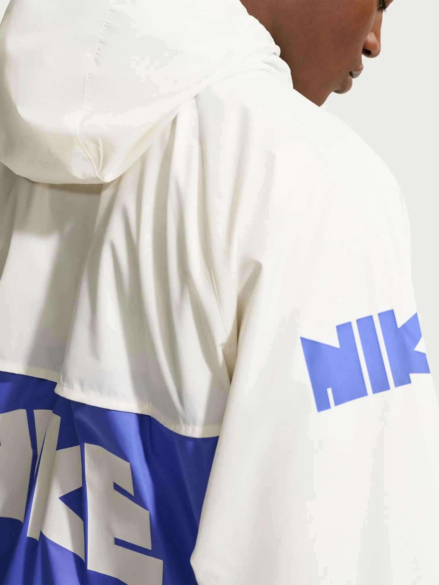 Ветровка мужская Nike M NK WR GFX WVN JKT молочная IF0876-133