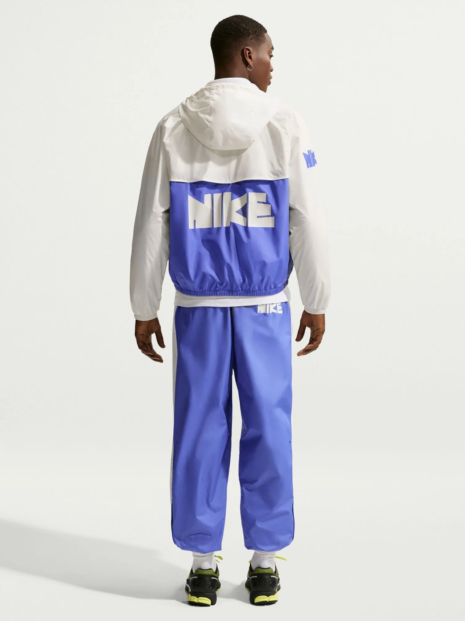 Ветровка мужская Nike M NK WR GFX WVN JKT молочная IF0876-133