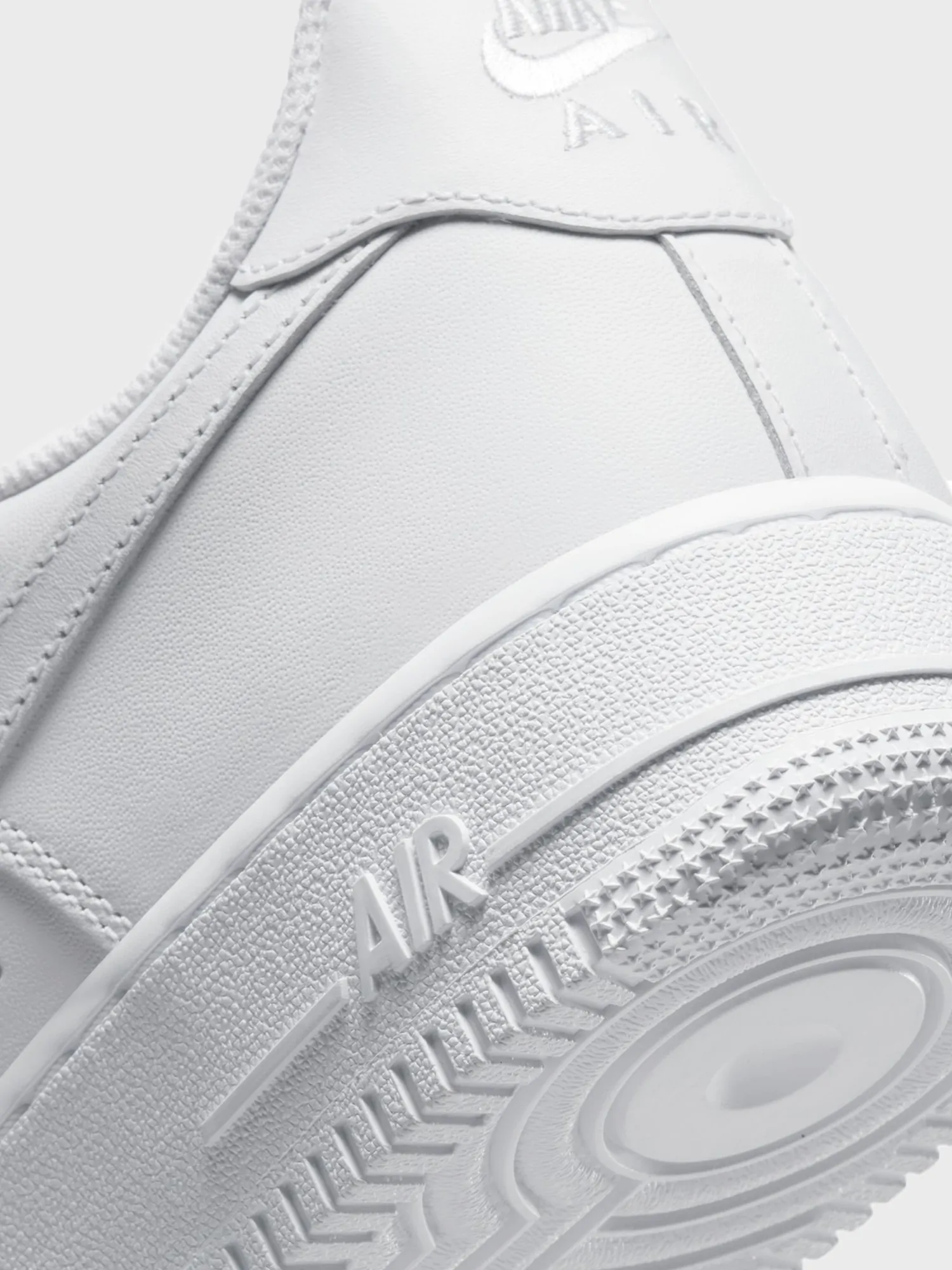 Кроссовки мужские Nike AIR FORCE 1 '07 LE белые CW2288-111 купить