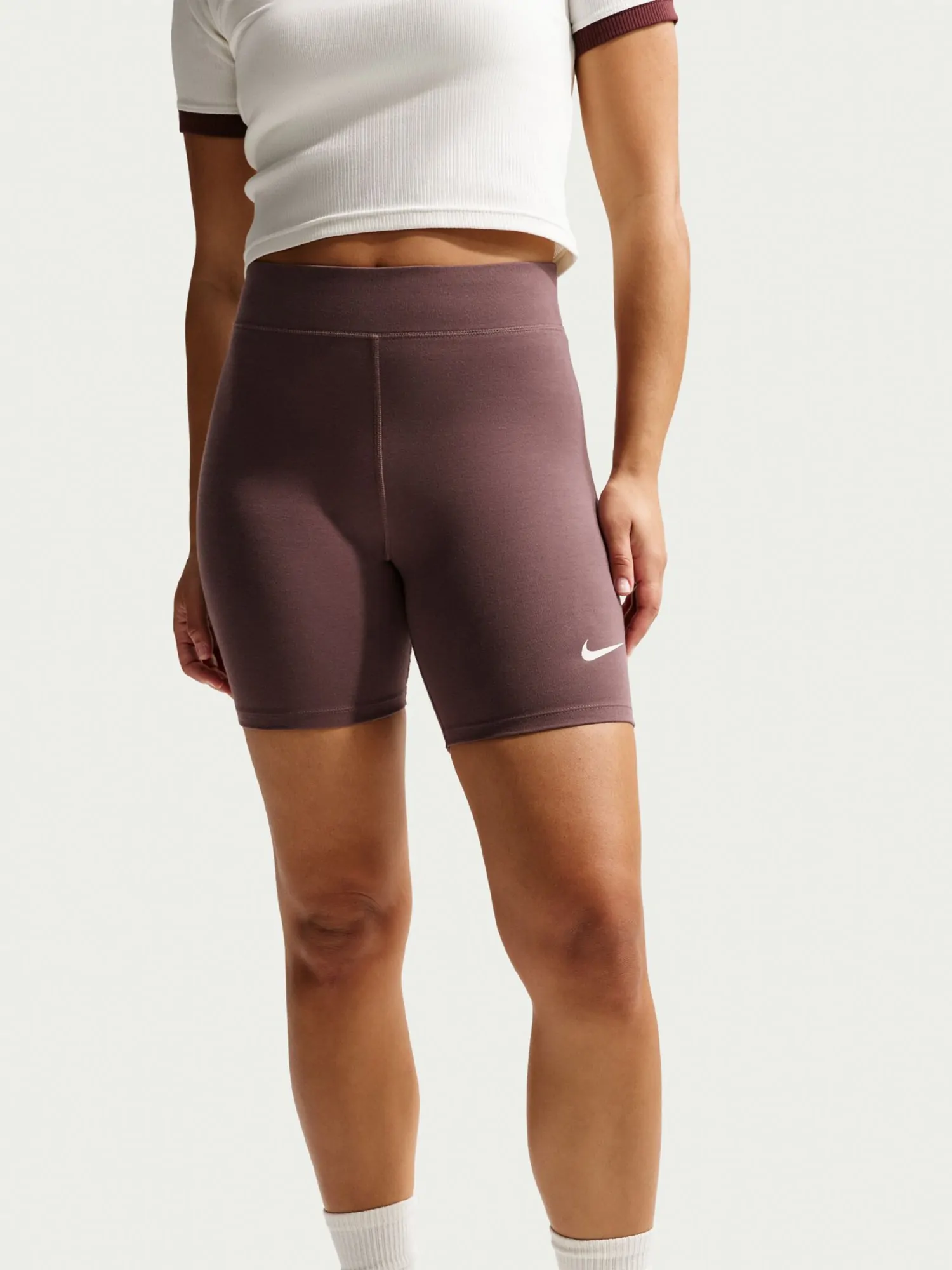 Шорты женские Nike W NSW NK CLSC HR 8IN SHORT коричневые DV7797
