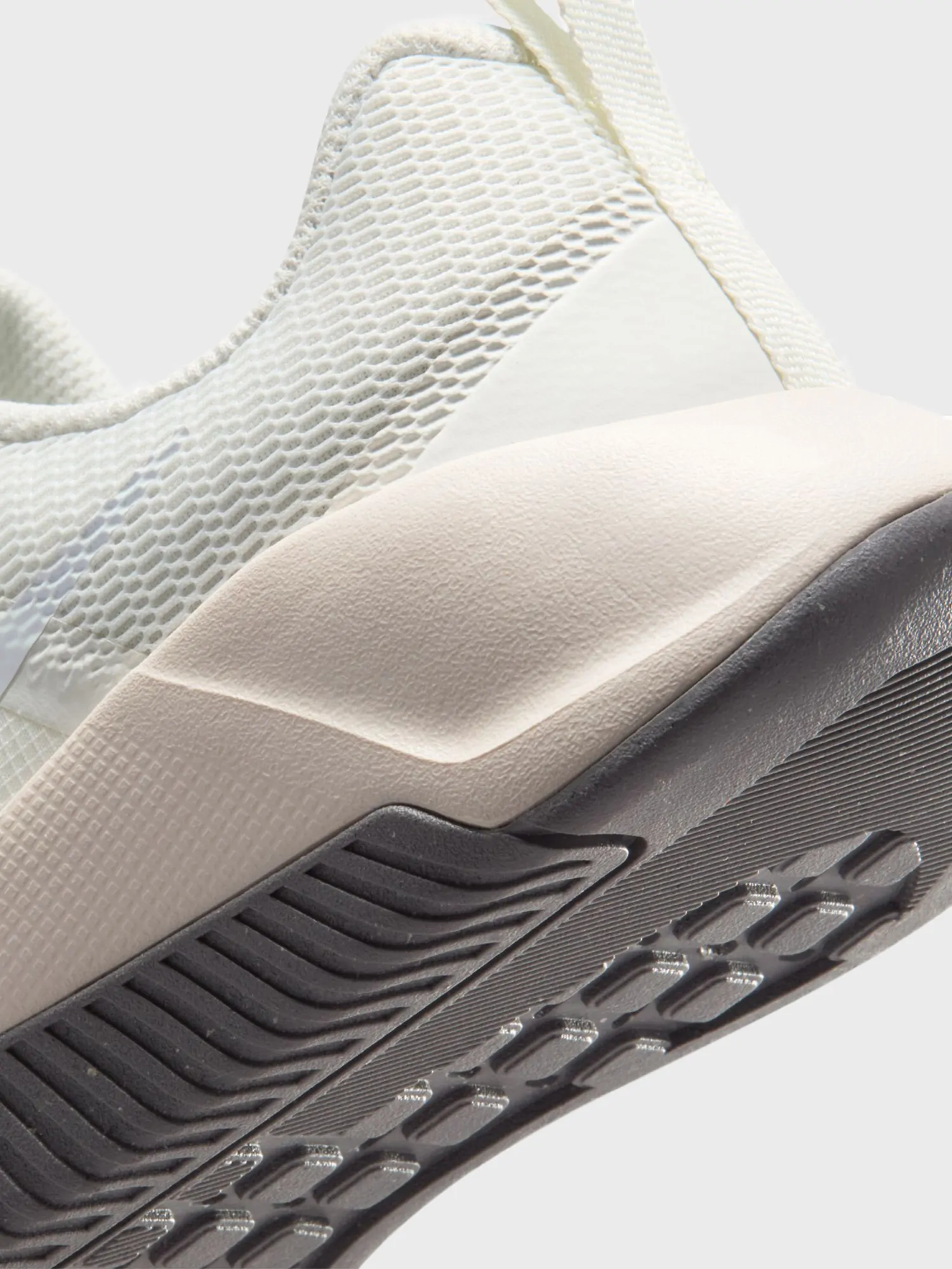 Кросівки жіночі Nike W MC TRAINER 3 молочні FQ1830-120 купити в