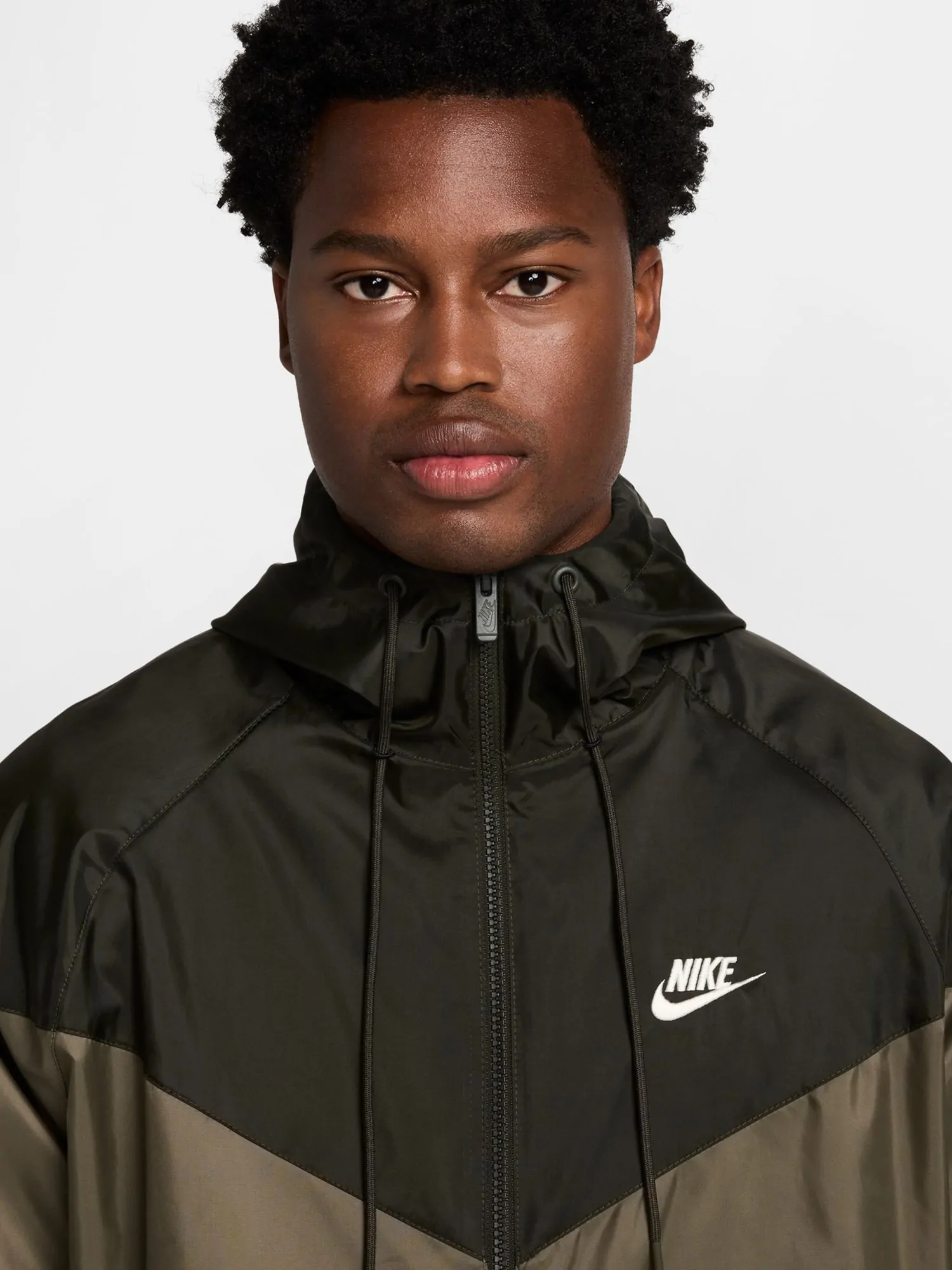 Вітрівка чоловіча Nike M NK WVN LND WR HD JKT хакі DA0001-222