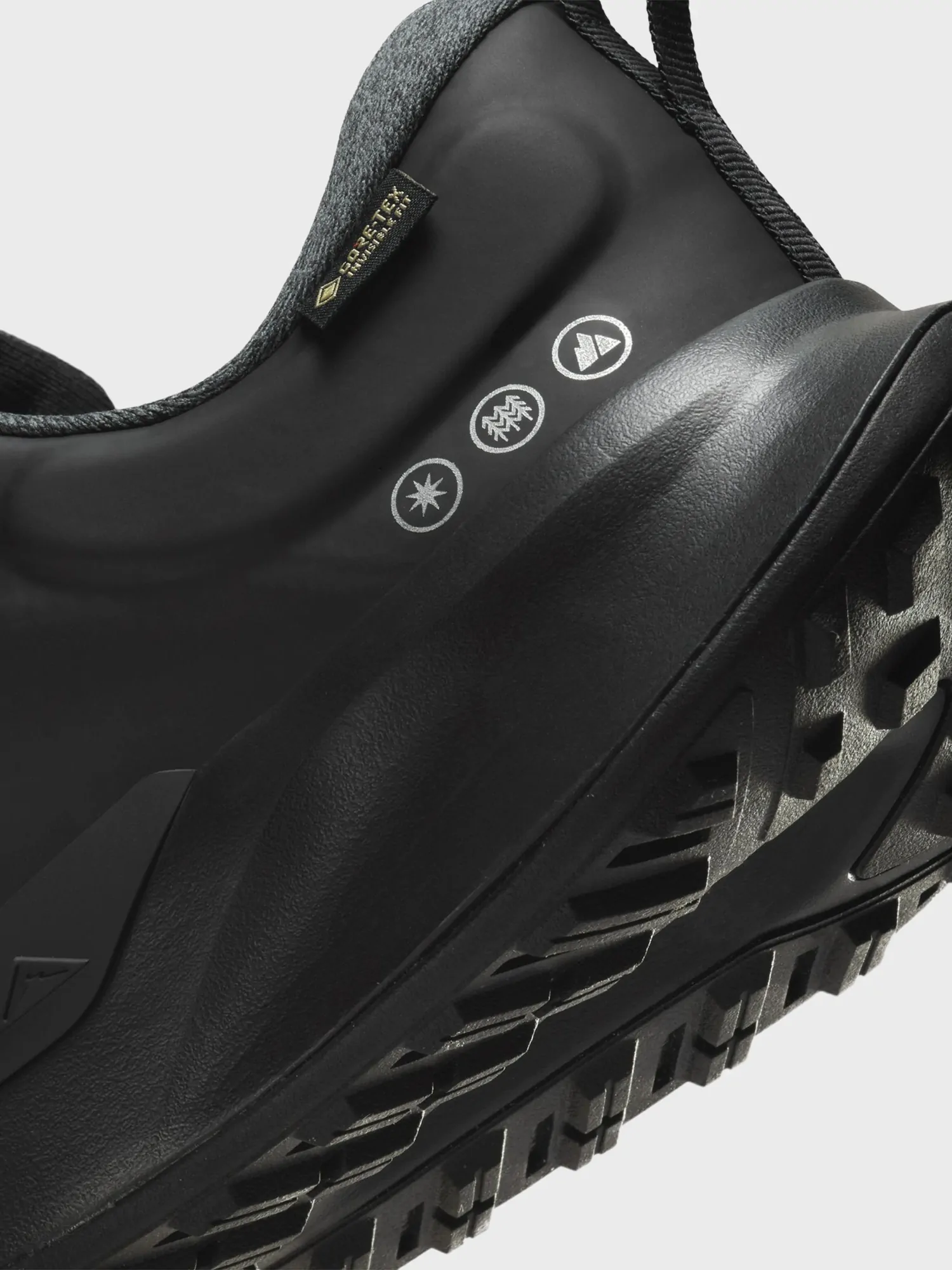 Кроссовки мужские Nike JUNIPER TRAIL 2 GTX V2 черные HM9734-001