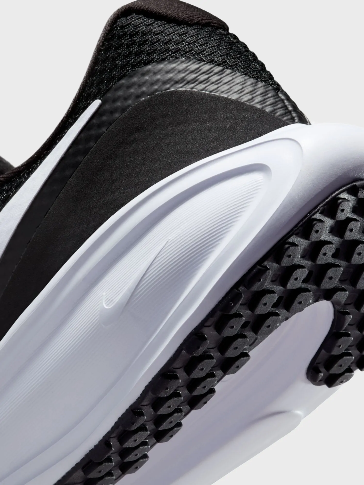 Кросівки жіночі Nike W REVOLUTION 8 чорні HJ8485-001 купити в