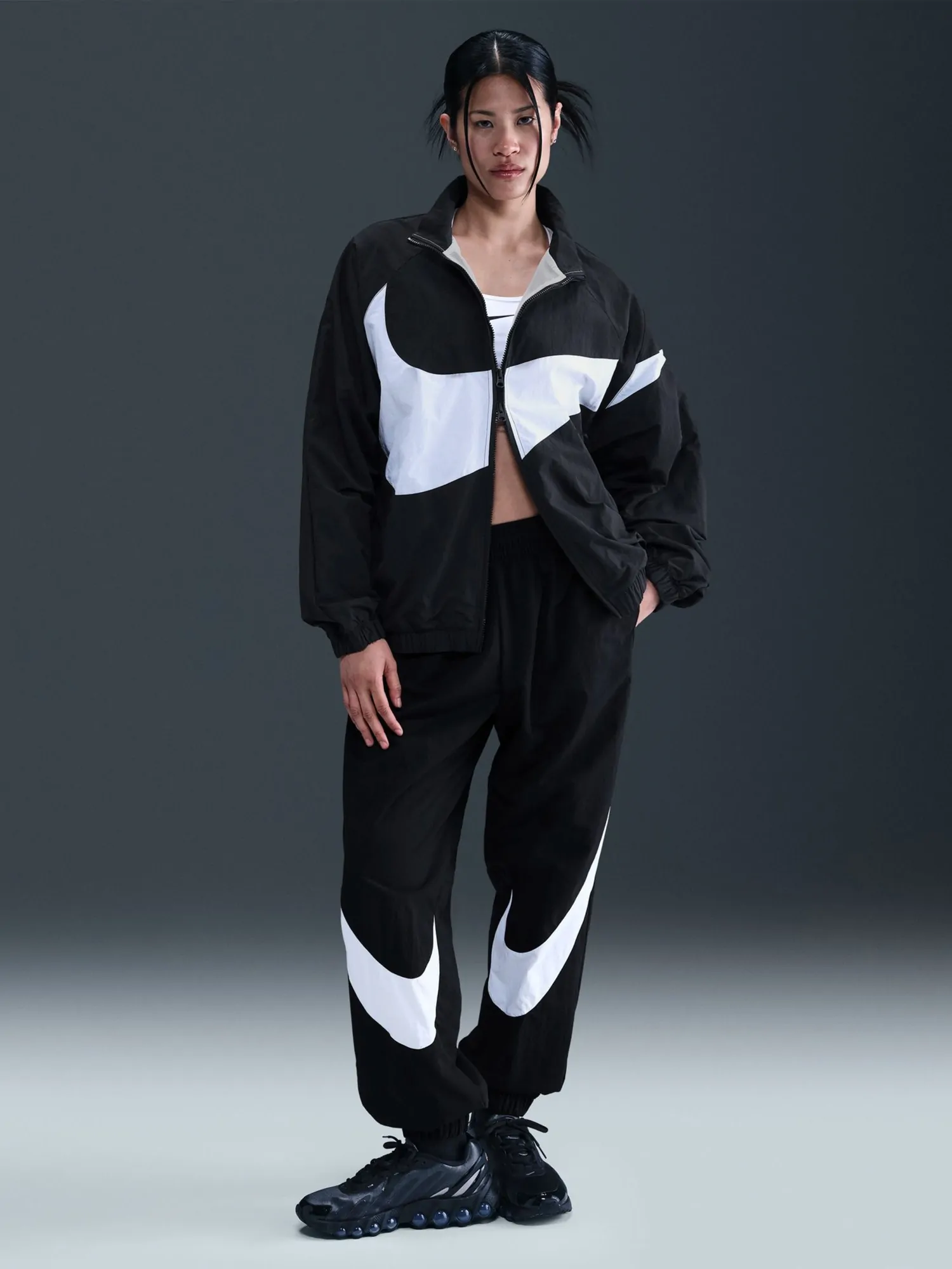 Толстовка женская Nike W NSW LOGO OS TRACK JKT черная HV4107-010