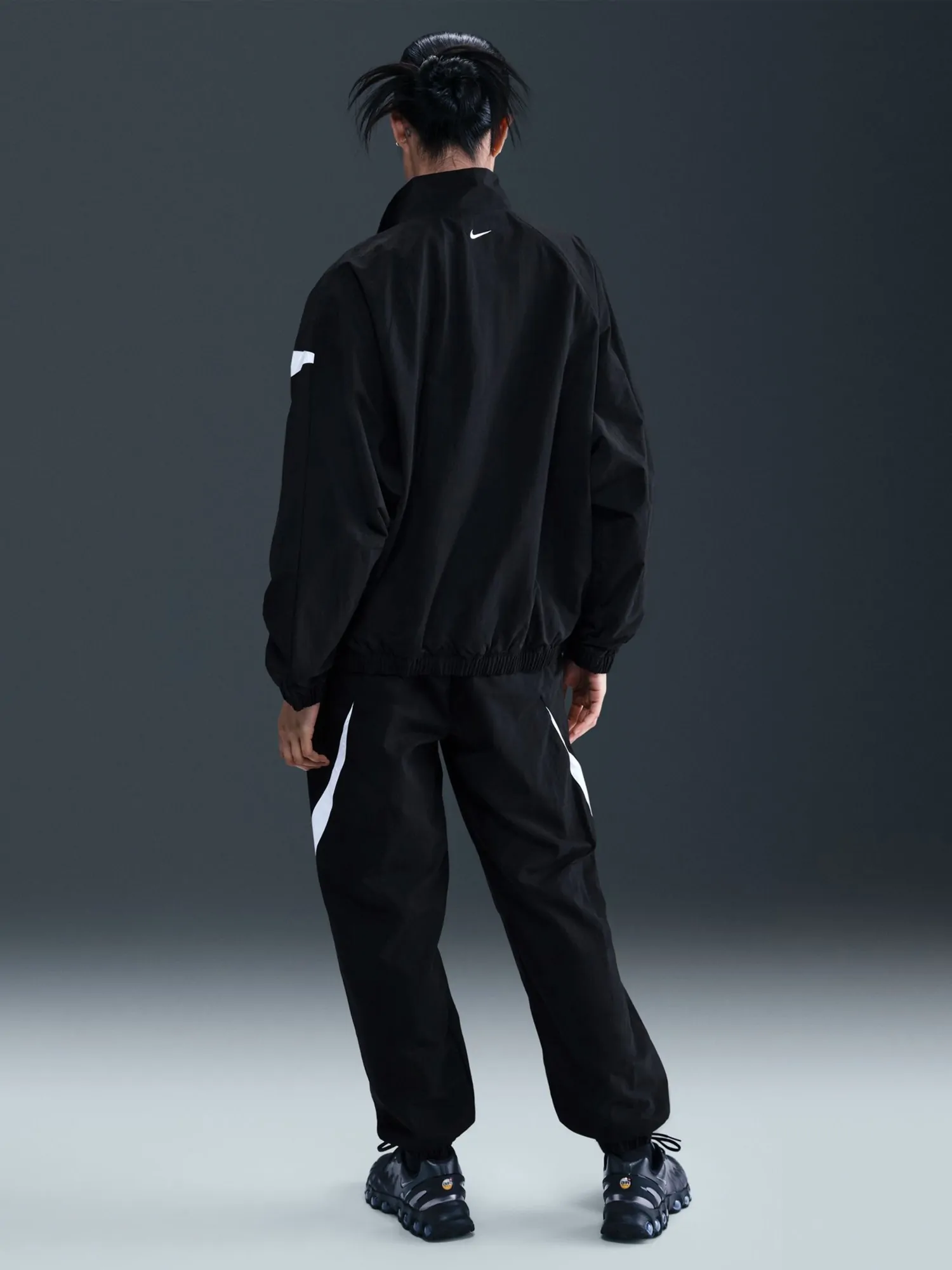 Толстовка женская Nike W NSW LOGO OS TRACK JKT черная HV4107-010