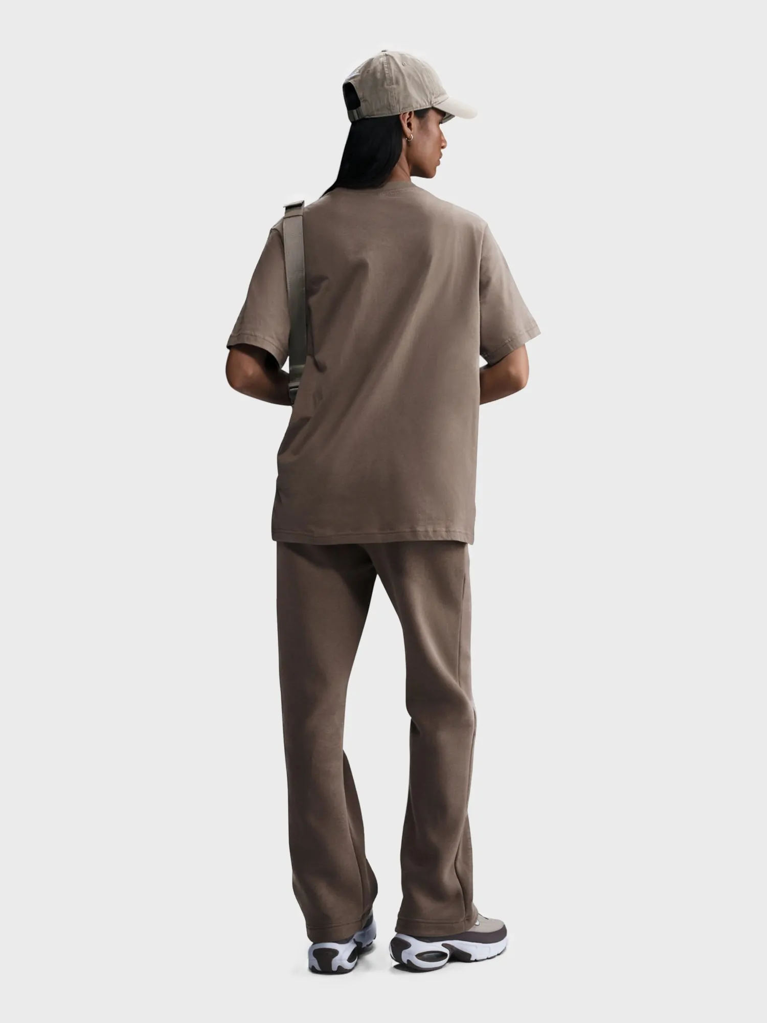 Футболка женская Nike W NSW TEE ESSNTL LBR коричневая FD4149-233