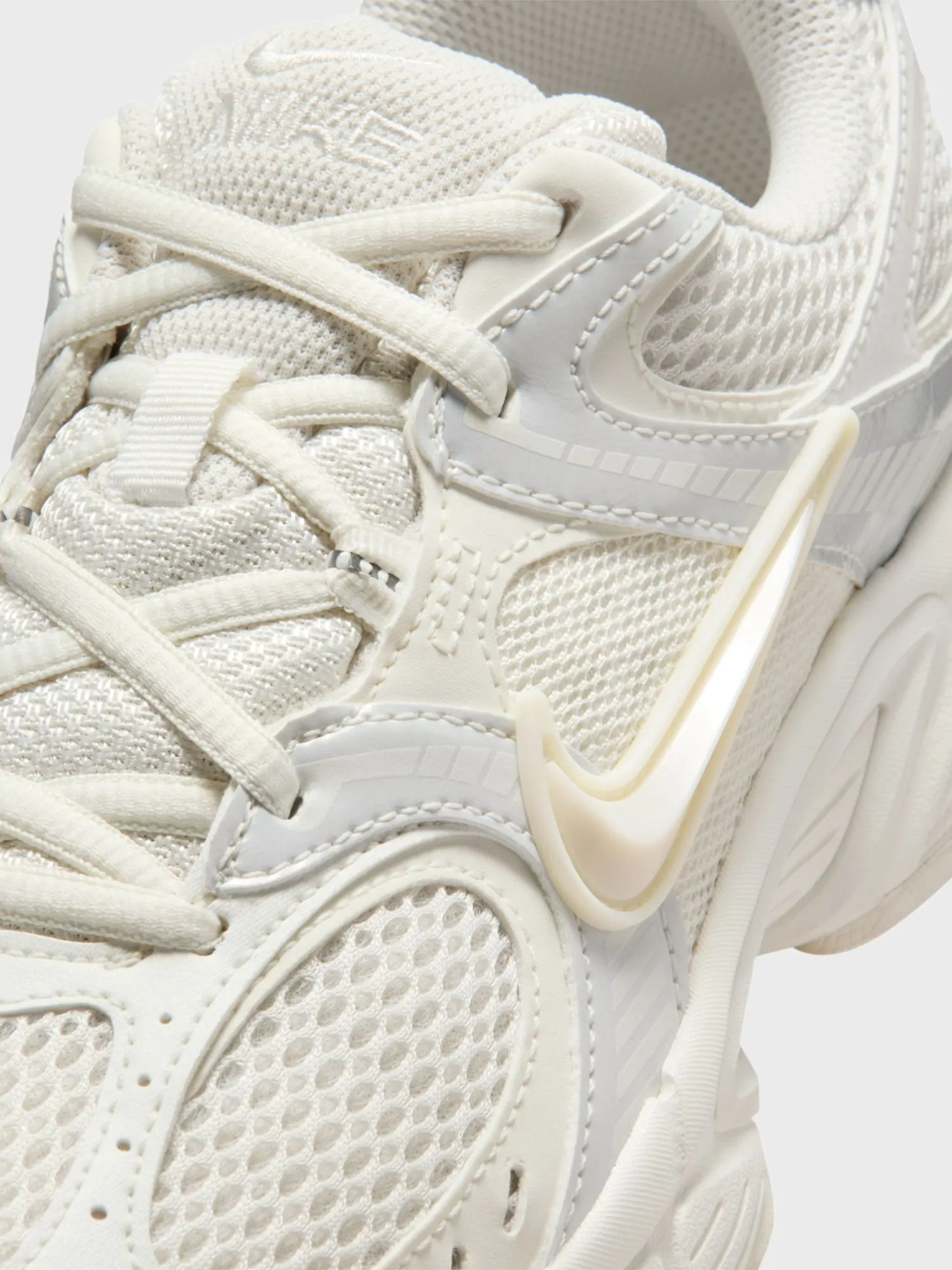 Кросівки жіночі Nike W V5 RNR SIB молочні IQ0276-030 купити в