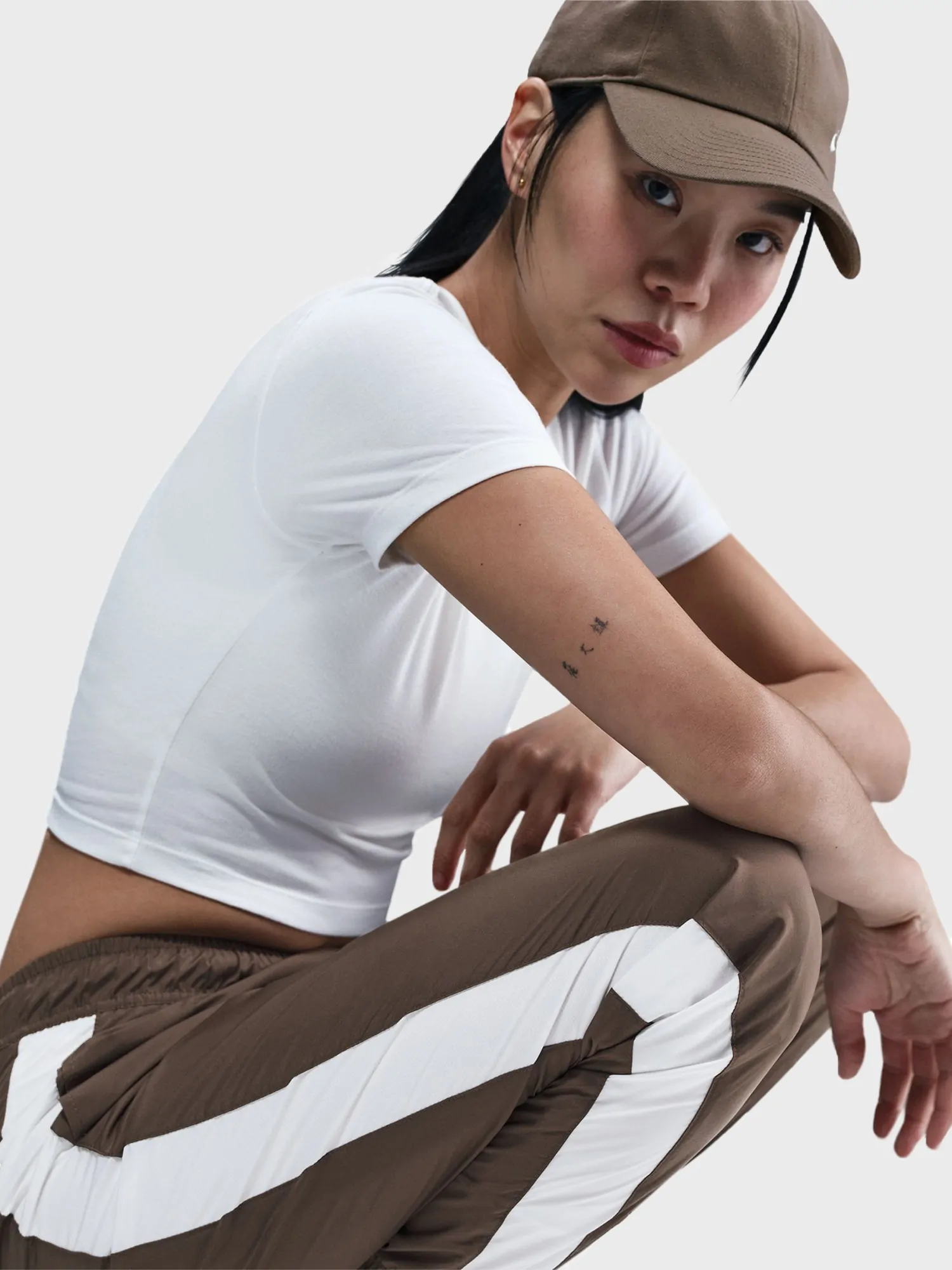 Брюки женские Nike W NSW OTG UV ESSNTL WVN MR JG коричневые FV7660