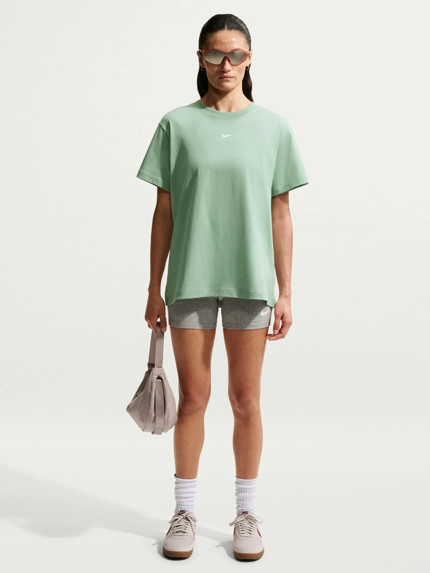 Футболка жіноча Nike W NSW CLASSIC SS TEE зелена IH7601-006 купити