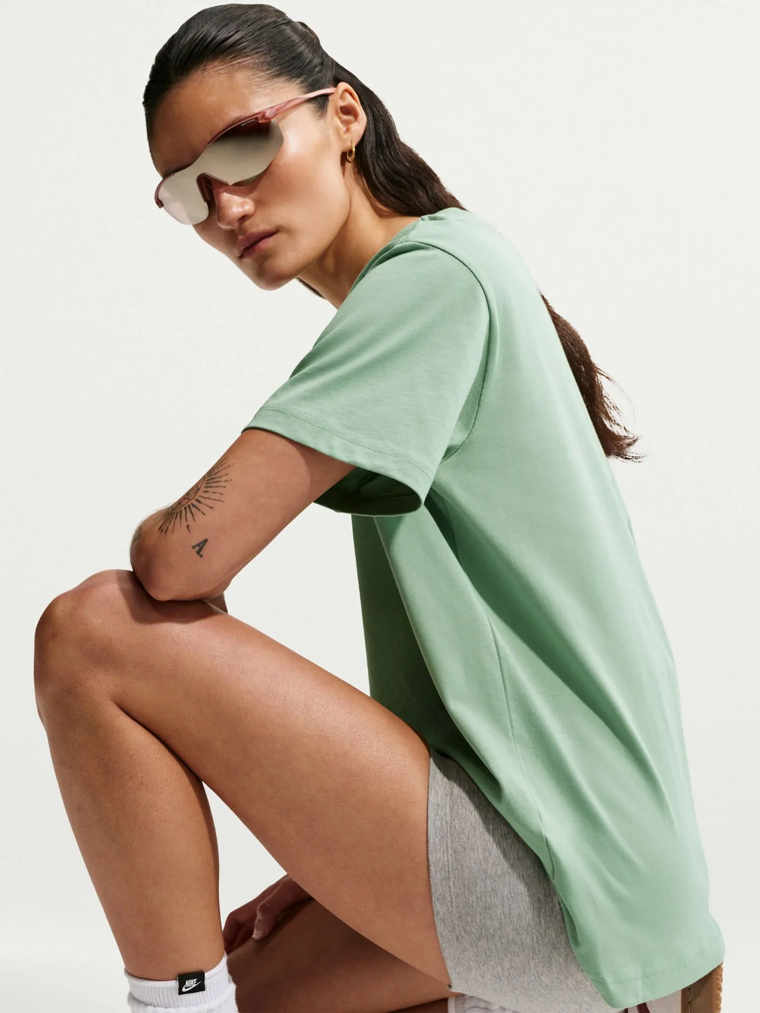 Футболка жіноча Nike W NSW CLASSIC SS TEE зелена IH7601-006 купити
