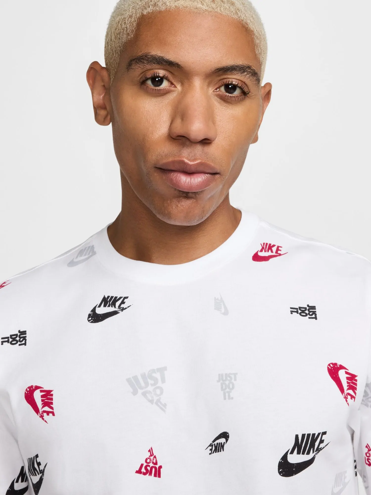 Футболка мужская Nike M NSW TEE 12MO AOP SP25 белая HJ0561-100