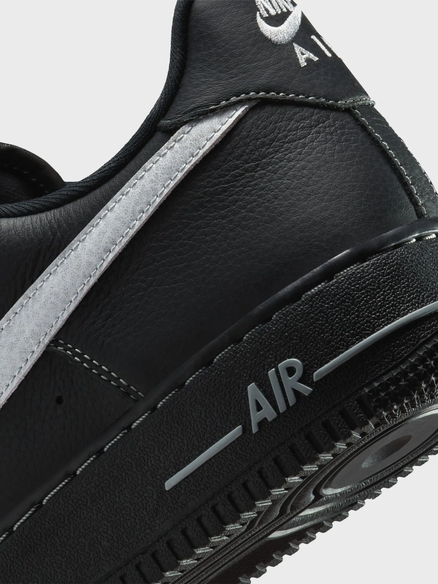 Кроссовки мужские Nike AIR FORCE 1 07 LV8 черные HQ2037-006 купить