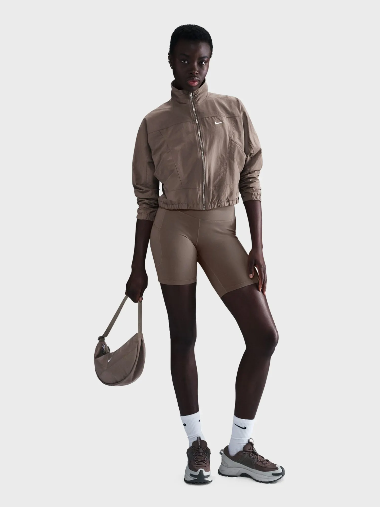 Ветровка женская Nike W NSW EVRTHNG WVN RPL UV JKT коричневая