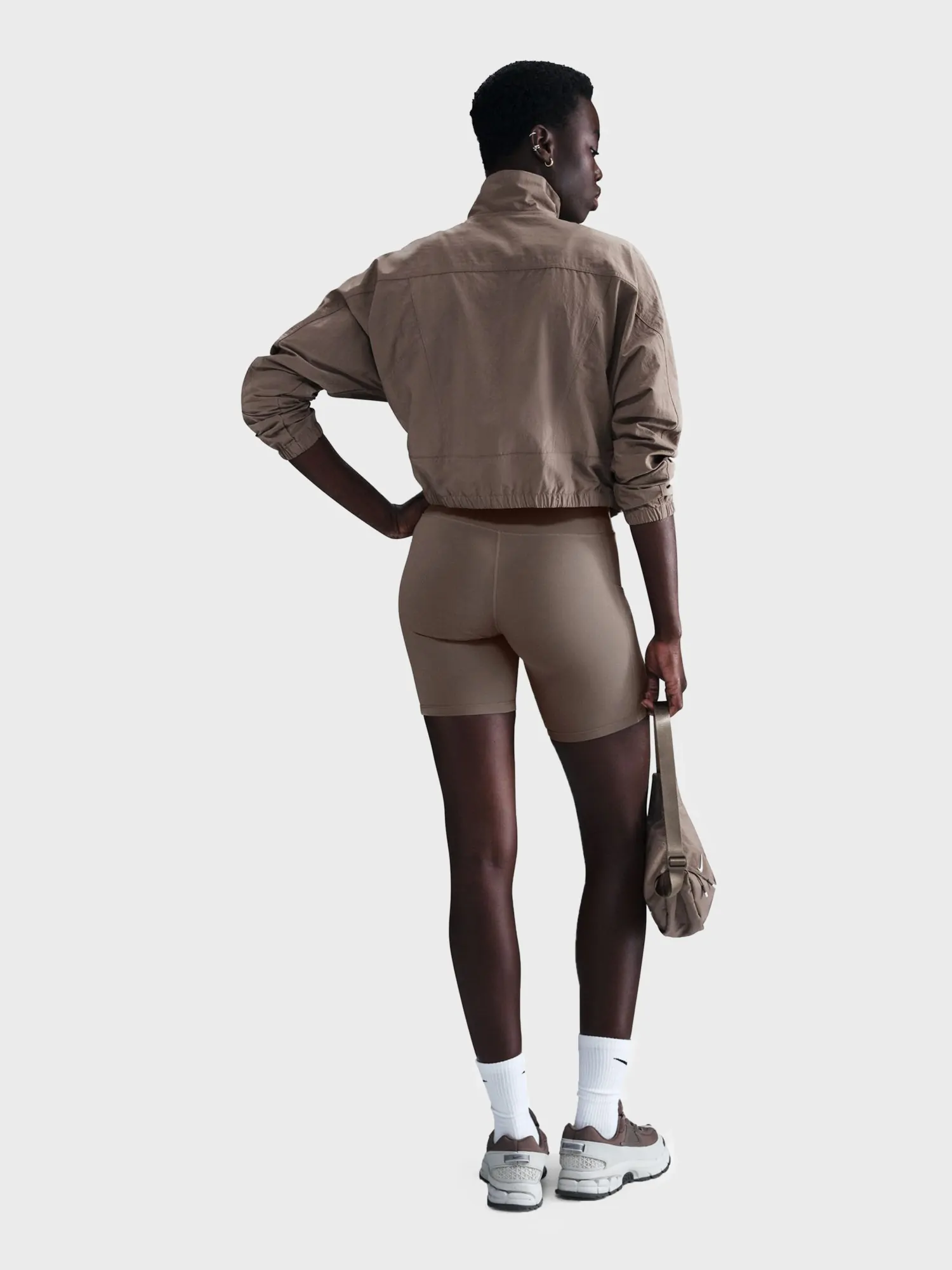 Ветровка женская Nike W NSW EVRTHNG WVN RPL UV JKT коричневая