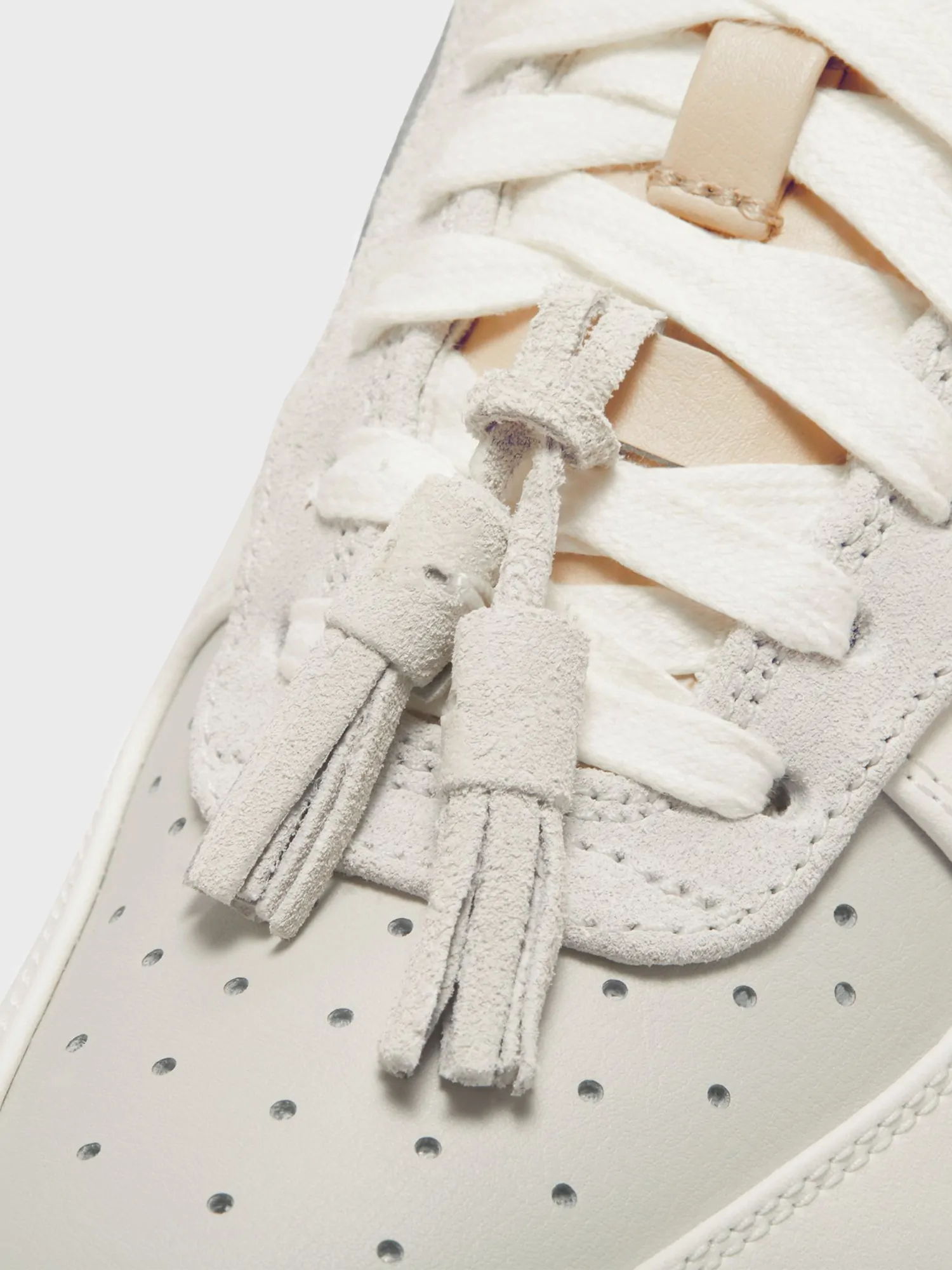 Кроссовки женские Nike WMNS AIR FORCE 1 07 молочные HV1813-001