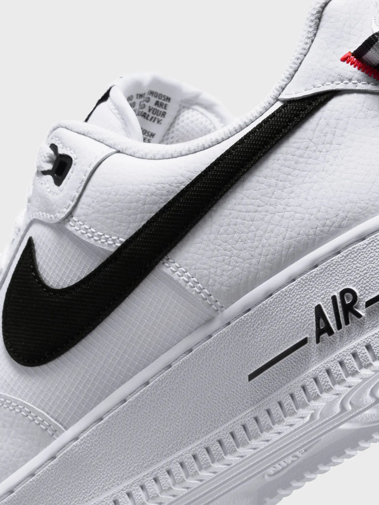 Кроссовки мужские Nike NIKE AIR FORCE 1 07 LV8 белые HV9509-100