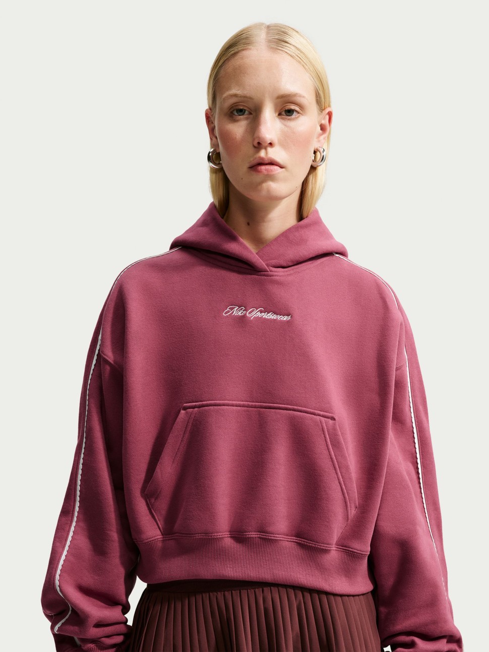 Толстовка женская Nike W NK STDO FLC MW CRP SCLOP HDY темно-розовая IO9948-654 — фото 2 — Sport City Толстовка женская Nike W NK STDO FLC MW CRP SCLOP HDY темно-розовая IO9948-654 — фото 2