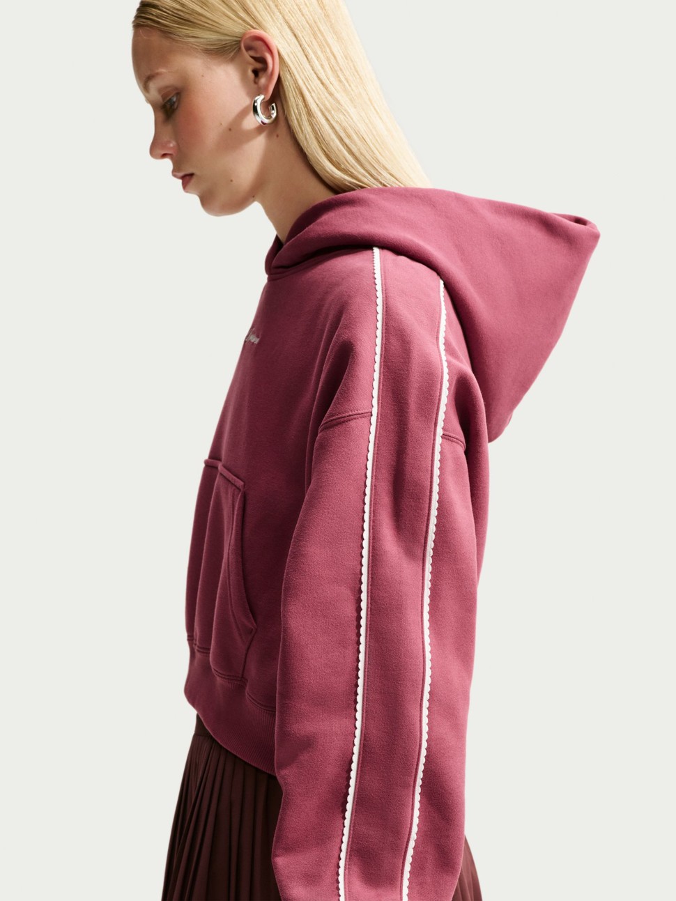 Толстовка женская Nike W NK STDO FLC MW CRP SCLOP HDY темно-розовая IO9948-654 — фото 3 — Sport City Толстовка женская Nike W NK STDO FLC MW CRP SCLOP HDY темно-розовая IO9948-654 — фото 3