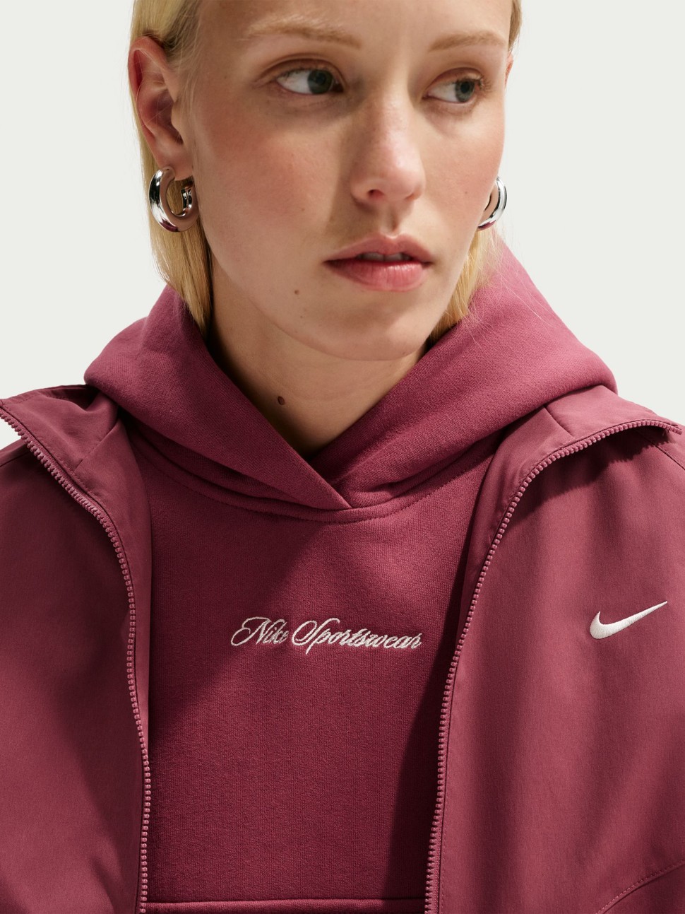 Толстовка женская Nike W NK STDO FLC MW CRP SCLOP HDY темно-розовая IO9948-654 — фото 4 — Sport City Толстовка женская Nike W NK STDO FLC MW CRP SCLOP HDY темно-розовая IO9948-654 — фото 4