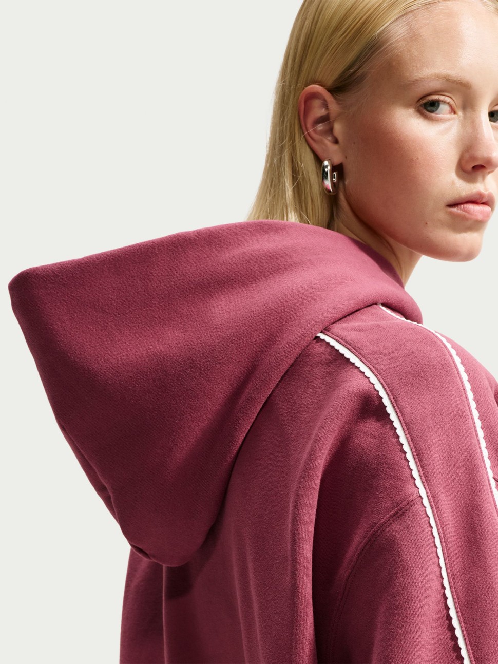 Толстовка женская Nike W NK STDO FLC MW CRP SCLOP HDY темно-розовая IO9948-654 — фото 5 — Sport City Толстовка женская Nike W NK STDO FLC MW CRP SCLOP HDY темно-розовая IO9948-654 — фото 5