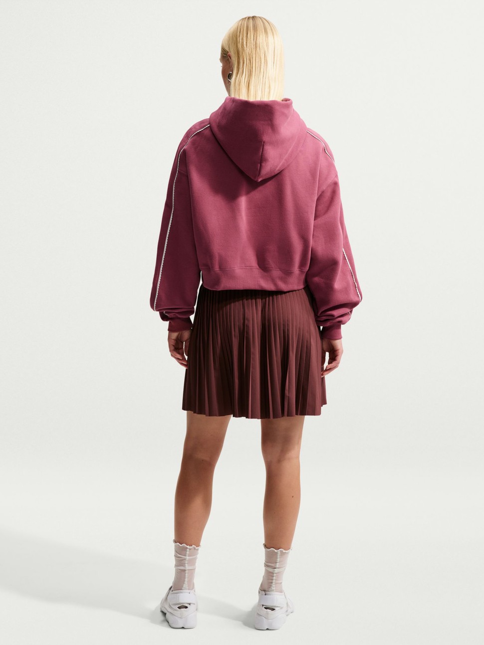 Толстовка женская Nike W NK STDO FLC MW CRP SCLOP HDY темно-розовая IO9948-654 — фото 7 — Sport City Толстовка женская Nike W NK STDO FLC MW CRP SCLOP HDY темно-розовая IO9948-654 — фото 7
