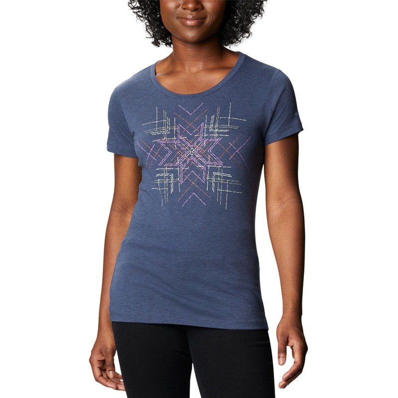 Футболка женская Columbia Daisy Days ™ SS Graphic Tee темно-синяя 1934591-466 — фото 2 — Sport City Футболка женская Columbia Daisy Days ™ SS Graphic Tee темно-синяя 1934591-466 — фото 2