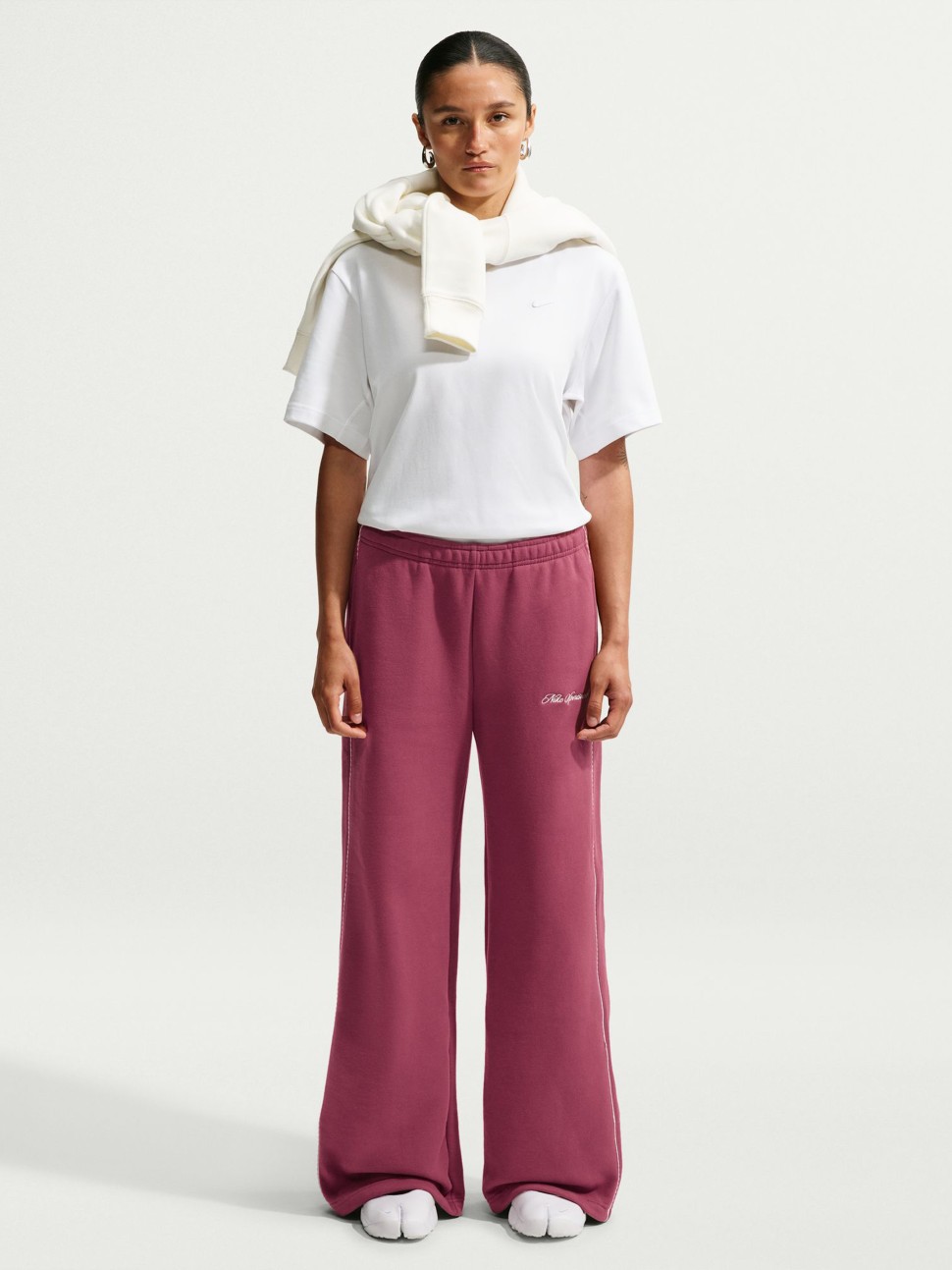 Брюки женские Nike W NK STDO FLC MW MR SCALLOP WL темно-розовые IQ3170-654 — фото 2 — Sport City Брюки женские Nike W NK STDO FLC MW MR SCALLOP WL темно-розовые IQ3170-654 — фото 2