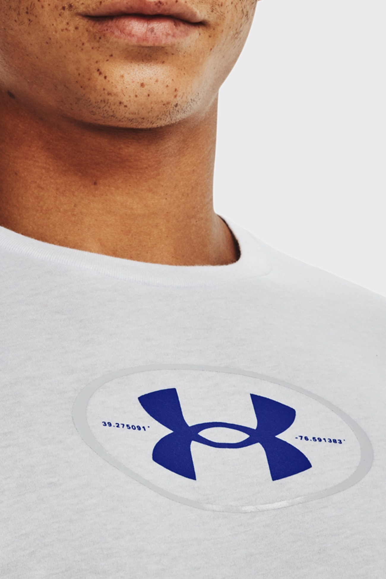 Футболка чоловіча Under Armour UA ARMOUR REPEAT SS біла 1371264-014 изображение 4