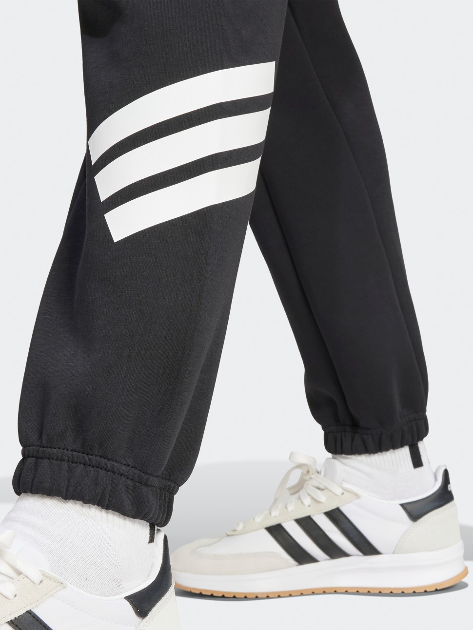 Штани жіночі Adidas W FI 3S REG PT чорні JC5454 — фото 7