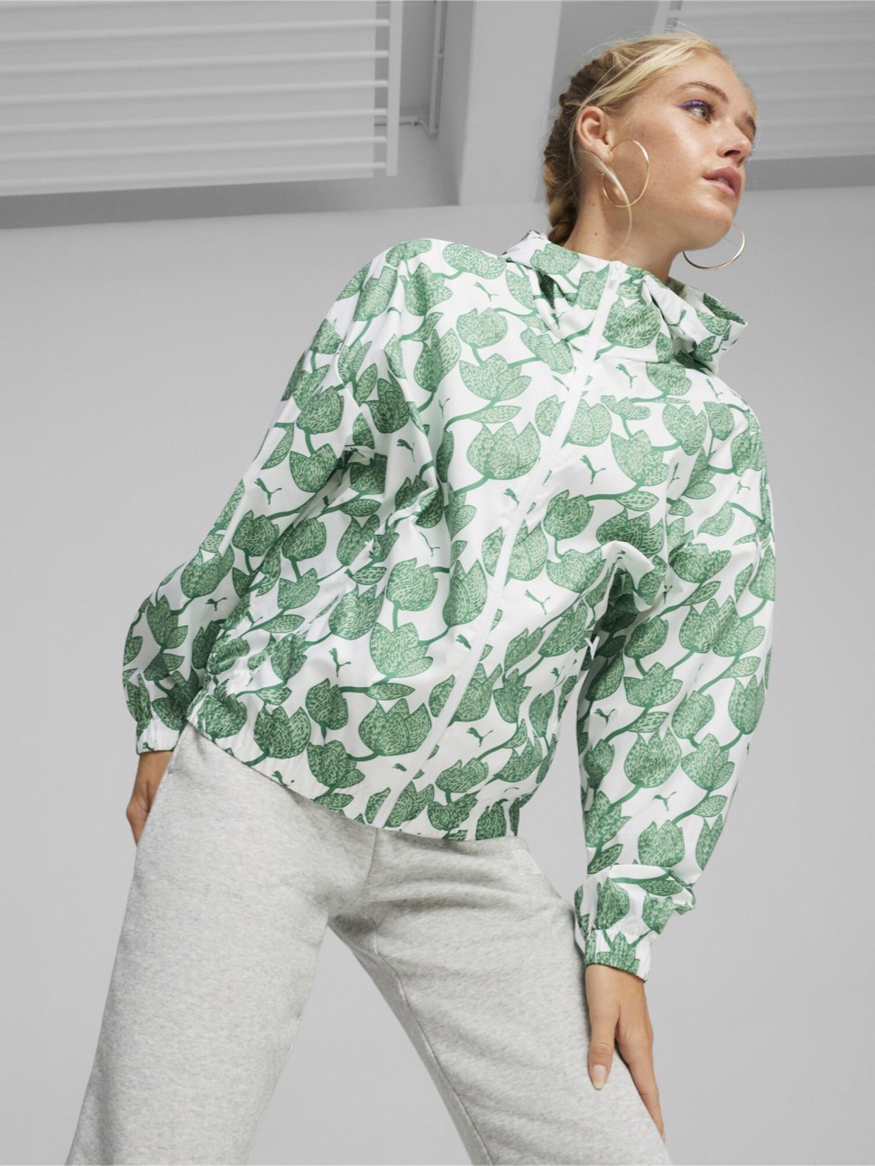 Вітрівка жіноча Puma Blossom AOP Windbreaker зелена 62497686 — фото 2