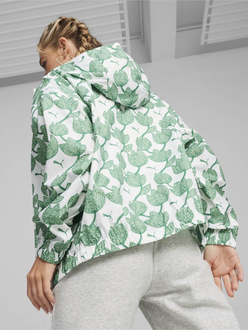 Вітрівка жіноча Puma Blossom AOP Windbreaker зелена 62497686 — фото 3
