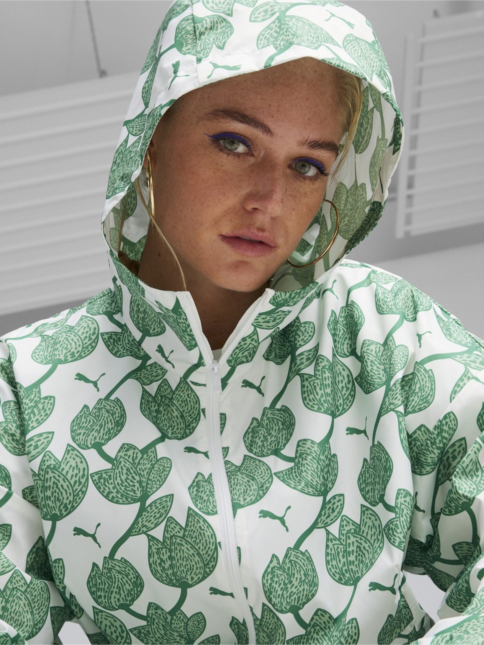 Вітрівка жіноча Puma Blossom AOP Windbreaker зелена 62497686 — фото 4