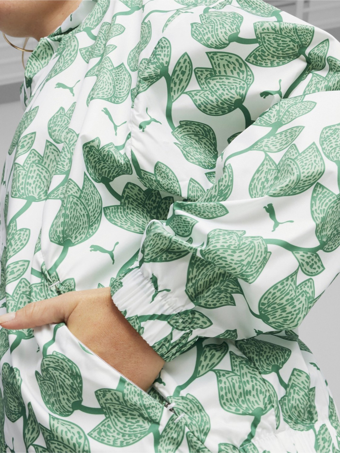 Ветровка женская Puma Blossom AOP Windbreaker зеленая 62497686 изображение 5