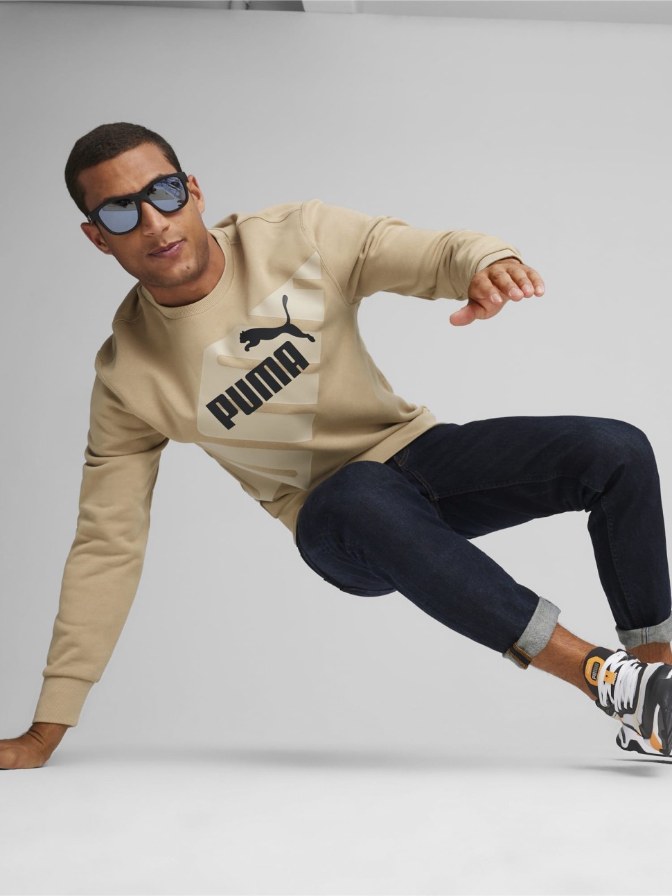 Толстовка чоловіча Puma PUMA POWER Graphic Crew бежева 67896183 — фото 4
