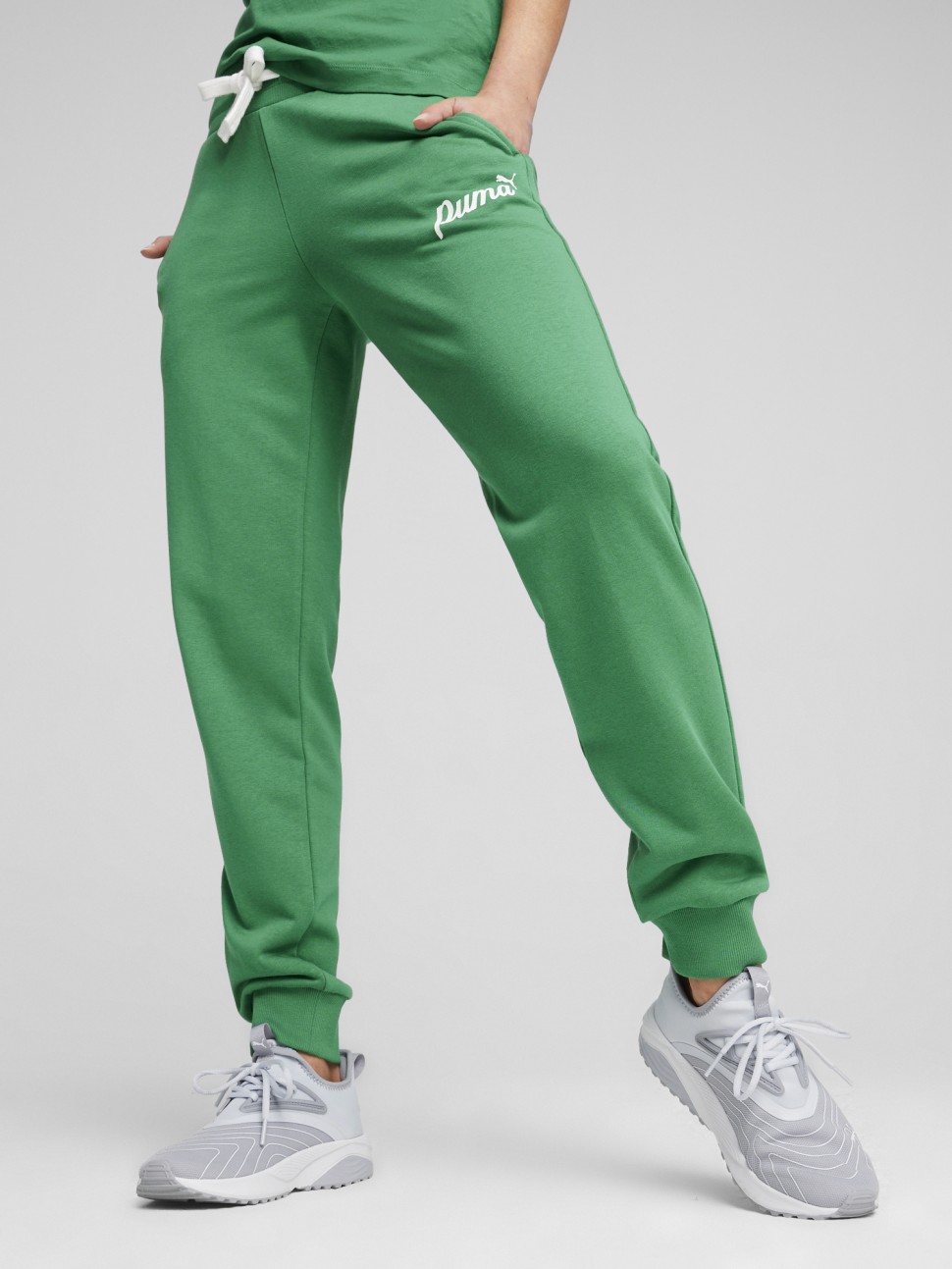 Штани жіночі Puma ESS+ BLOSSOM Script Pants TR зелені 67935086 — фото 2