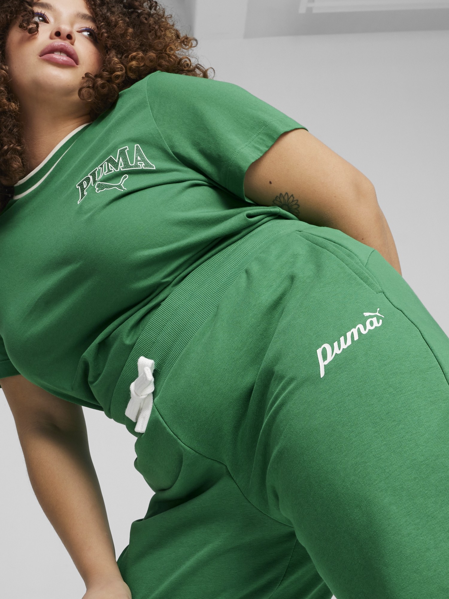 Брюки женские Puma ESS+ BLOSSOM Script Pants TR зеленые 67935086 изображение 5