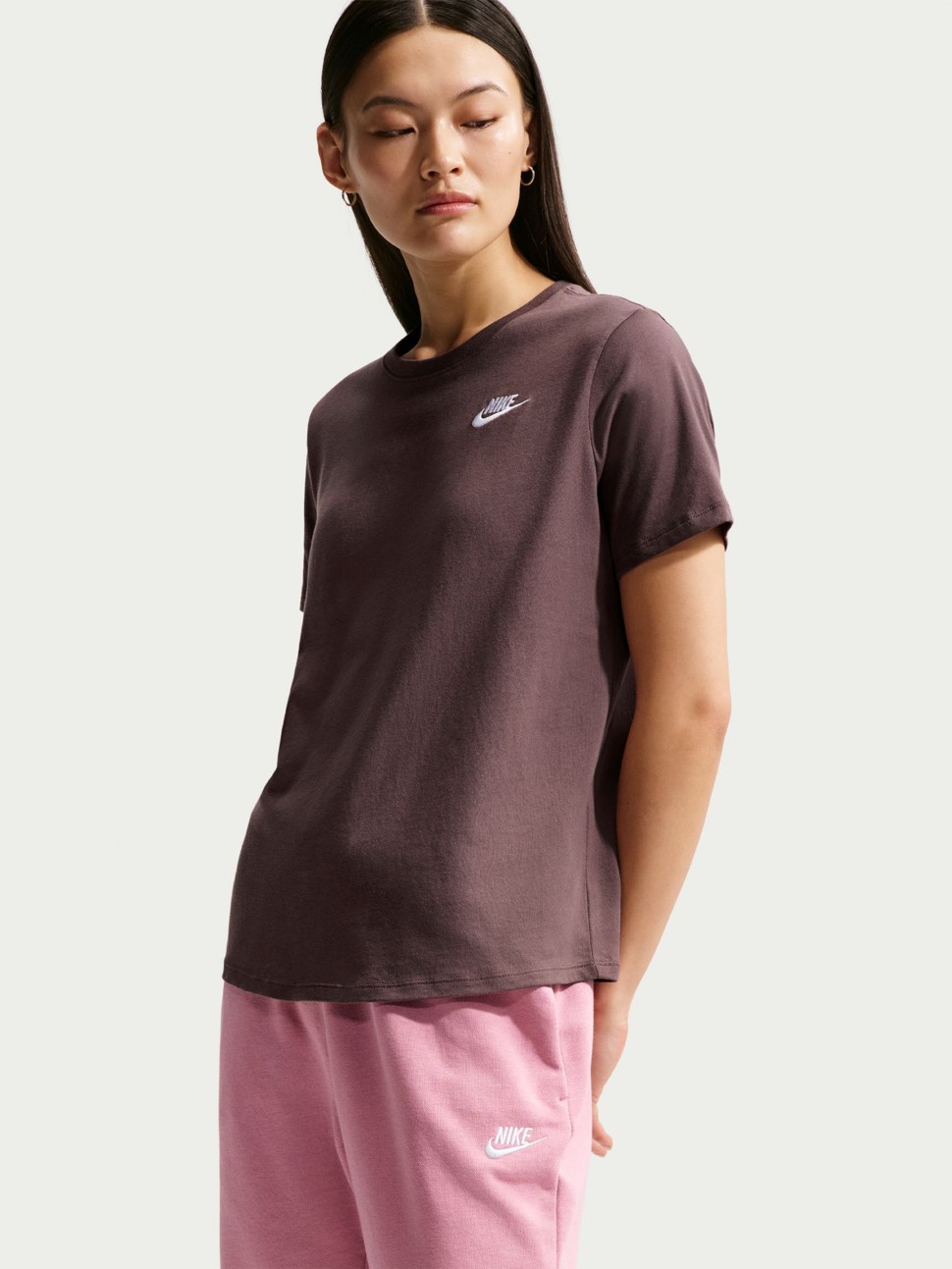 Футболка жіноча Nike W NSW CLUB SS TEE коричнева DX7902-502 — фото 2